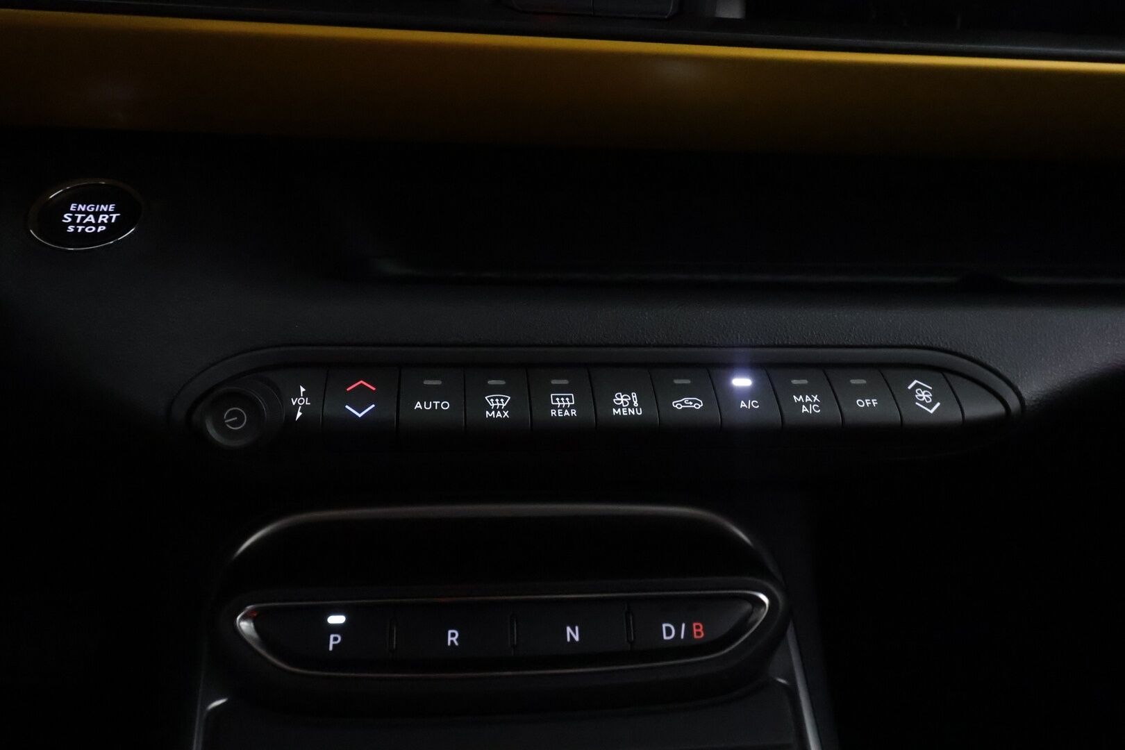 Jeep Avenger 2023 54kWh Automaatti Summit - | ACC | ILP | 11kw lataus | Puolinahat | P.kamera | Lane Assist | BSM | Ambient | Digimittaristo | LED | Apple & Android | Merkkihuollot | 2x renkaat | 