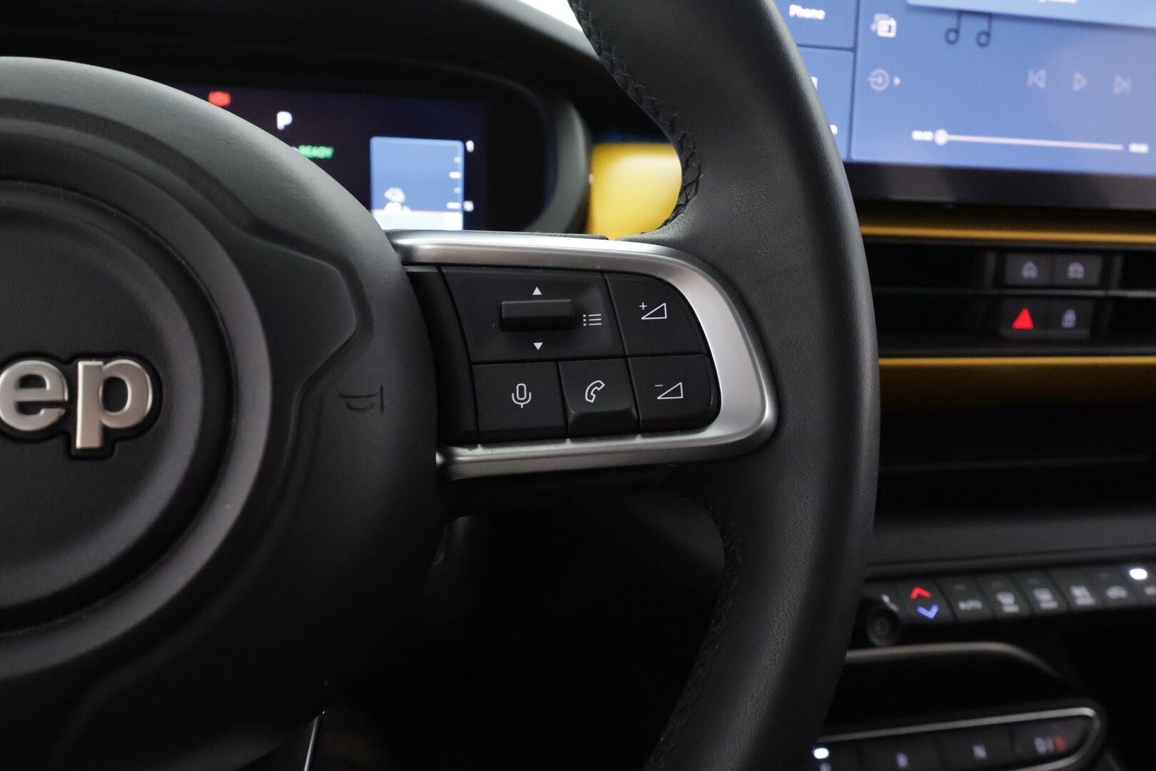 Jeep Avenger 2023 54kWh Automaatti Summit - | ACC | ILP | 11kw lataus | Puolinahat | P.kamera | Lane Assist | BSM | Ambient | Digimittaristo | LED | Apple & Android | Merkkihuollot | 2x renkaat | 