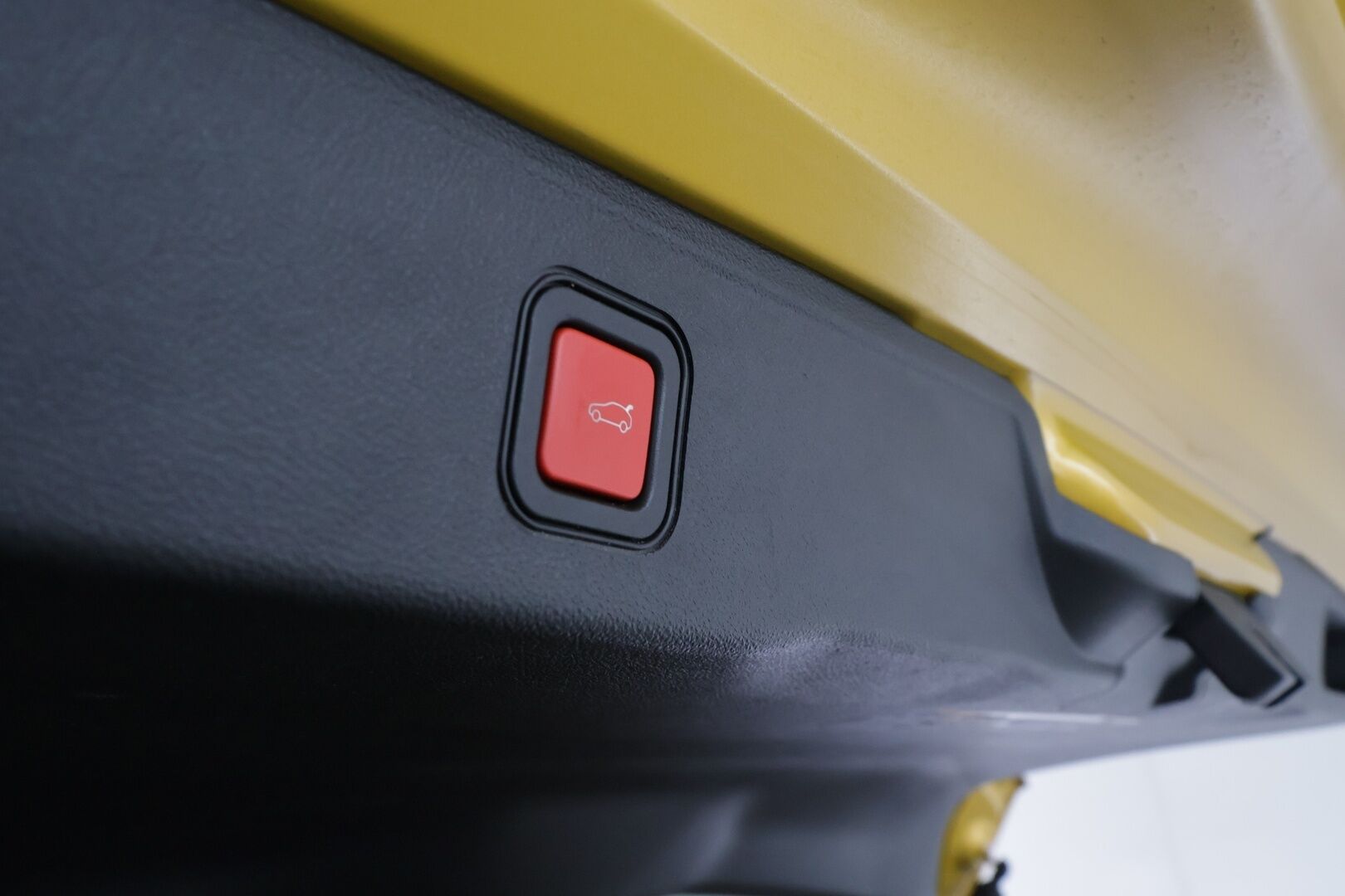 Jeep Avenger 2023 54kWh Automaatti Summit - | ACC | ILP | 11kw lataus | Puolinahat | P.kamera | Lane Assist | BSM | Ambient | Digimittaristo | LED | Apple & Android | Merkkihuollot | 2x renkaat | 