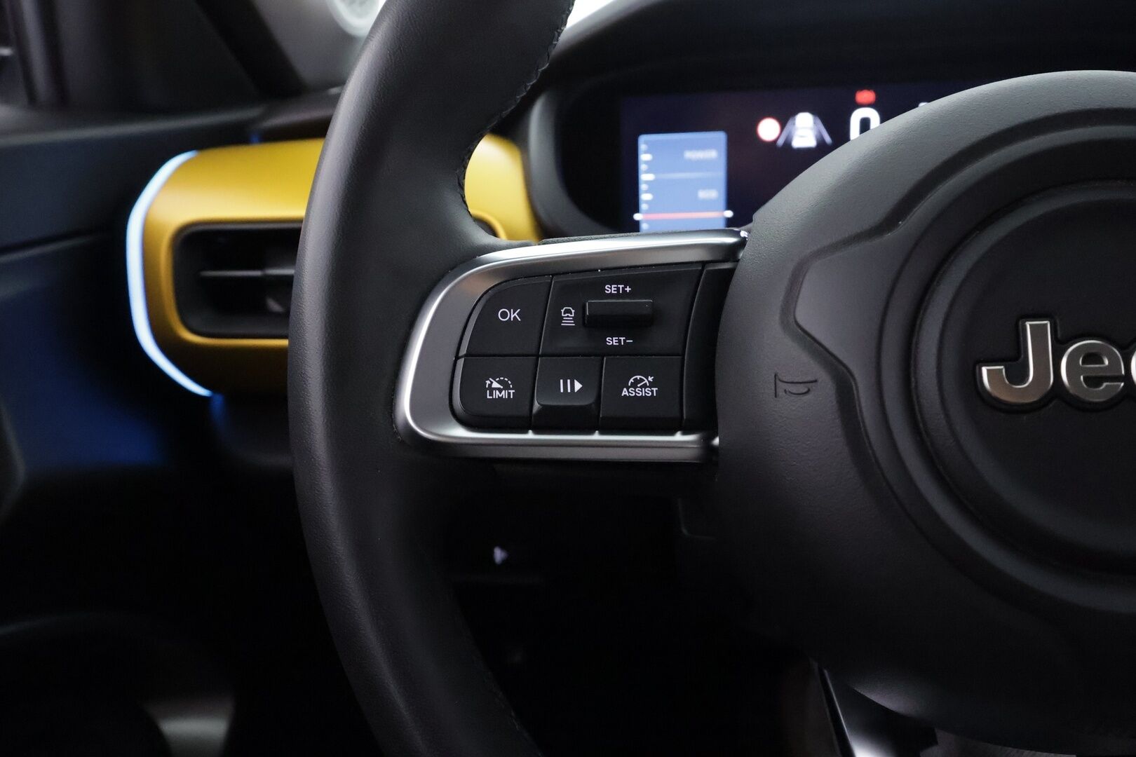 Jeep Avenger 2023 54kWh Automaatti Summit - | ACC | ILP | 11kw lataus | Puolinahat | P.kamera | Lane Assist | BSM | Ambient | Digimittaristo | LED | Apple & Android | Merkkihuollot | 2x renkaat | 
