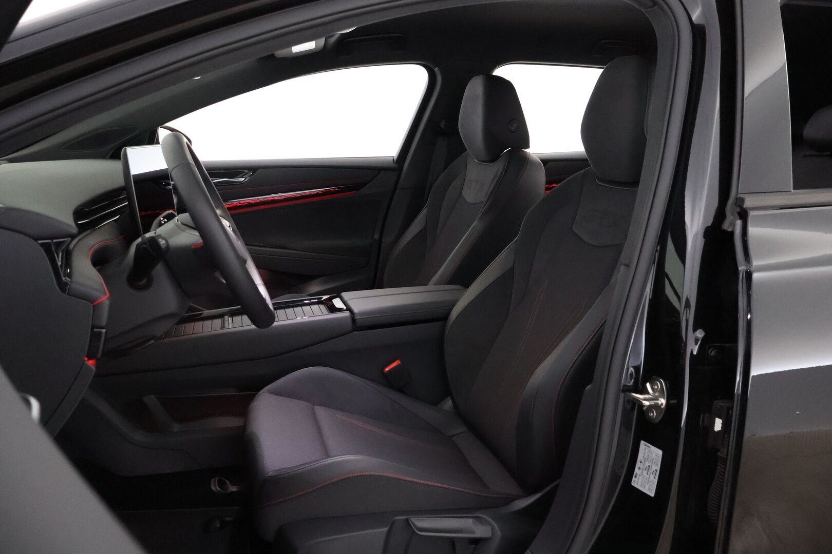 VOLKSWAGEN ID.7 2025 Tourer GTX 4Motion electric 250 kW *ALV* - 2,99 % KORKOTARJOUS TÄHÄN AUTOON - Lämpöpumppu / HUD / Adapt.Vakkari / Vetokoukku / 360-Kamera / IQ Matrix Led / BLIS / Ratinlämmitin / Juuri saapunut Tampereelle!