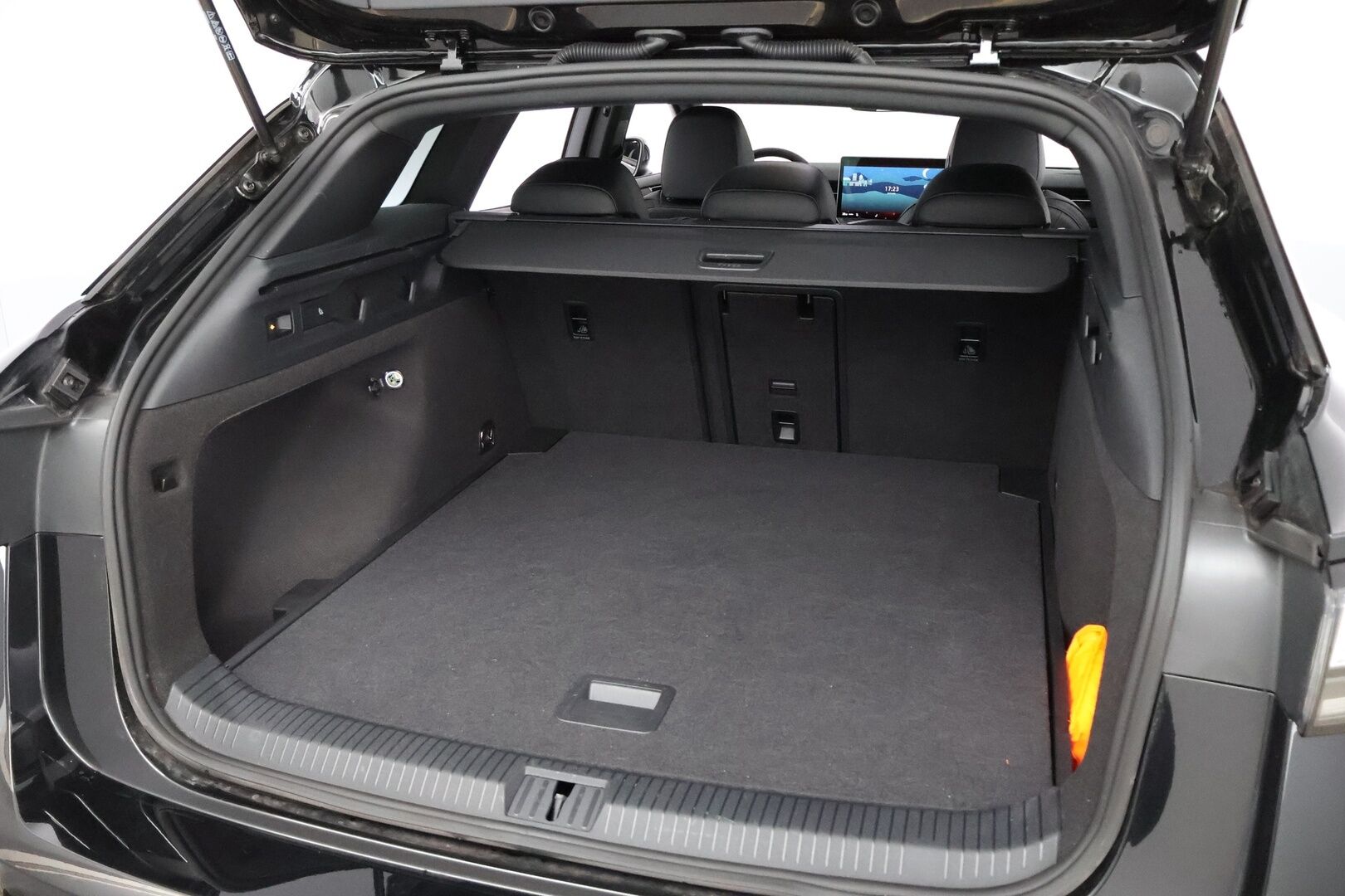VOLKSWAGEN ID.7 2025 Tourer GTX 4Motion electric 250 kW *ALV* - 2,99 % KORKOTARJOUS TÄHÄN AUTOON - Lämpöpumppu / HUD / Adapt.Vakkari / Vetokoukku / 360-Kamera / IQ Matrix Led / BLIS / Ratinlämmitin / Juuri saapunut Tampereelle!