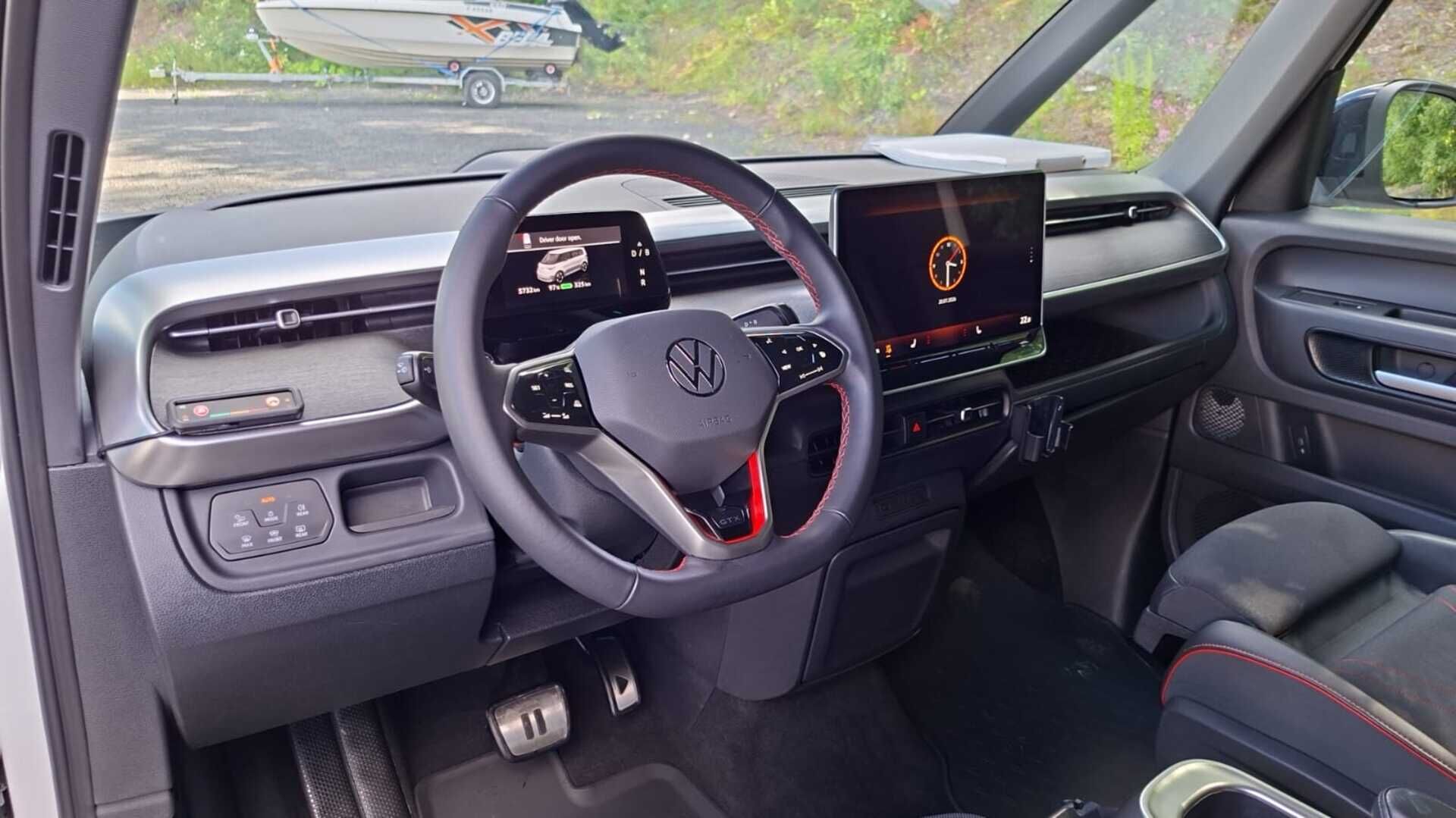 VOLKSWAGEN ID. BUZZ 2026 GTX 5p - | Akuston Esilämmitys | ACC | Koukku | ILP | IQ-Light Matrix LED | Hierovat Muistipenkit | P.Kamera | Ratinlämmitys | Sporttipenkit | Apple&Android | Merkkihuollettu | Kahdet Renkaat |