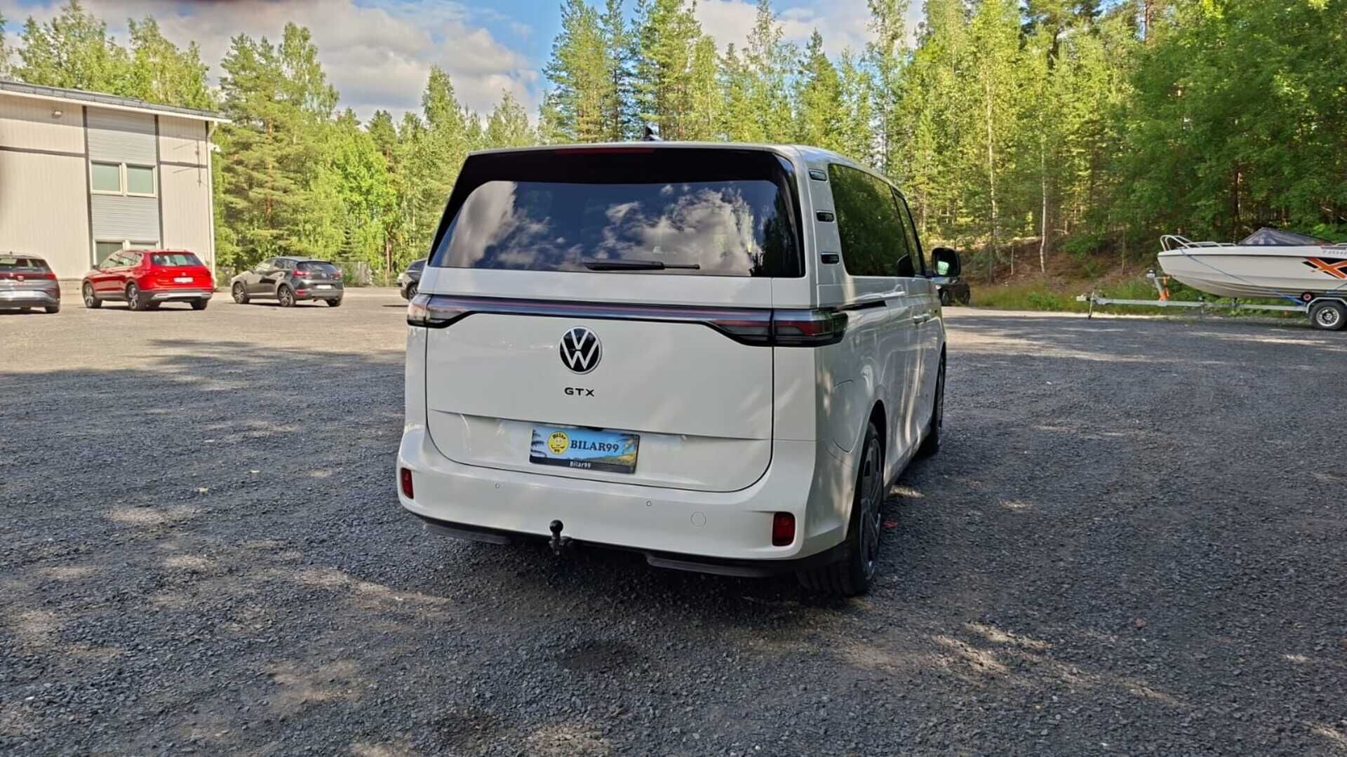 VOLKSWAGEN ID. BUZZ 2026 GTX 5p - | Akuston Esilämmitys | ACC | Koukku | ILP | IQ-Light Matrix LED | Hierovat Muistipenkit | P.Kamera | Ratinlämmitys | Sporttipenkit | Apple&Android | Merkkihuollettu | Kahdet Renkaat |