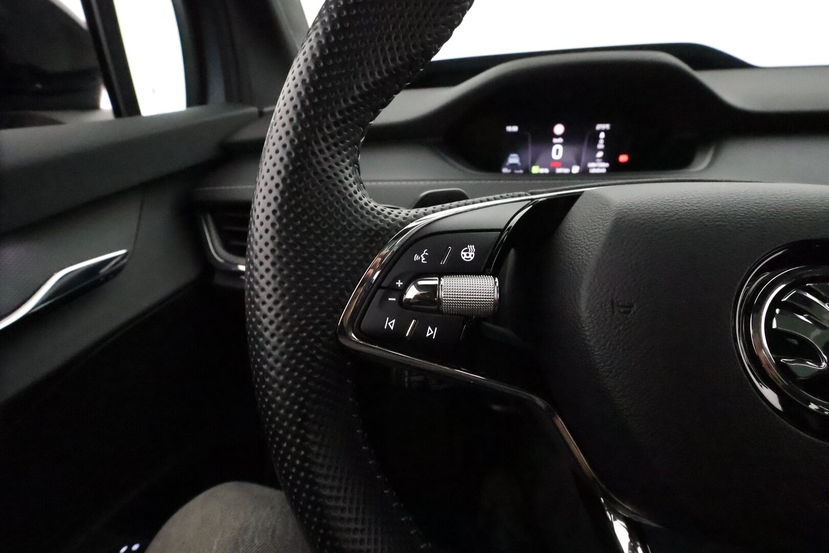SKODA ENYAQ 2022 80 SportLine iV * Panorama / Lämpöpumppu / Muistipenkit / HUD / Adapt.vakkari / P.kamera / Apple&Android / Keyless - 3,99 % KORKOTARJOUS TÄHÄN AUTOON - 