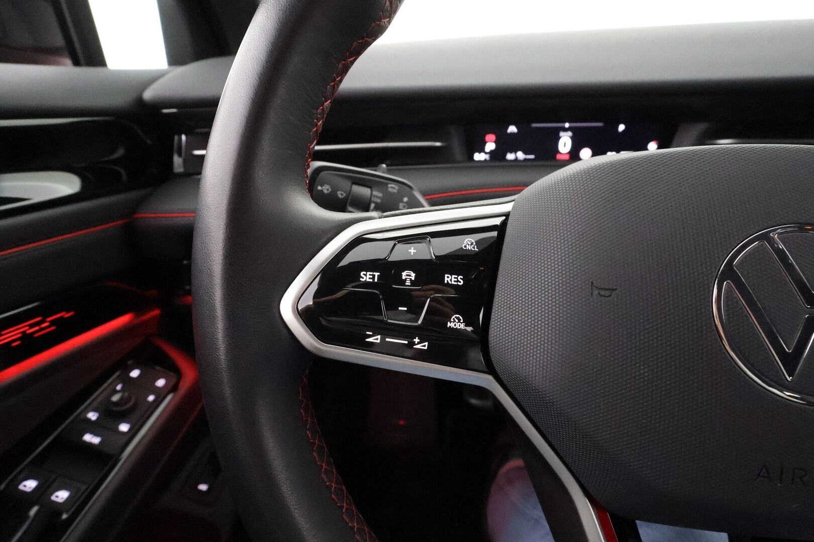 VOLKSWAGEN ID.7 2025 Tourer GTX 4Motion 250kW * ACC / HUD / H&K / Koukku / Matrix LED / 360° / ILP / Muistipenkit hieronnalla / Navi * - Kahdet renkaat aluvanteilla