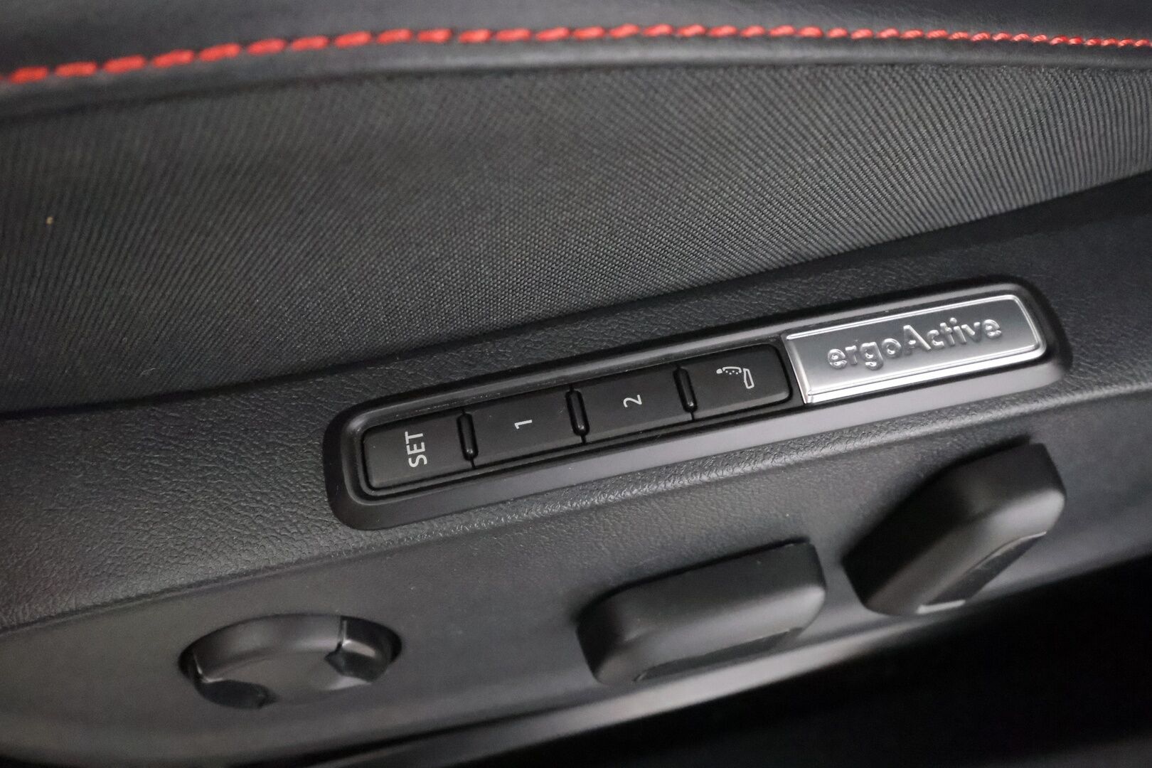 VOLKSWAGEN ID.7 2025 Tourer GTX 4Motion 250kW * ACC / HUD / H&K / Koukku / Matrix LED / 360° / ILP / Muistipenkit hieronnalla / Navi * - Kahdet renkaat aluvanteilla