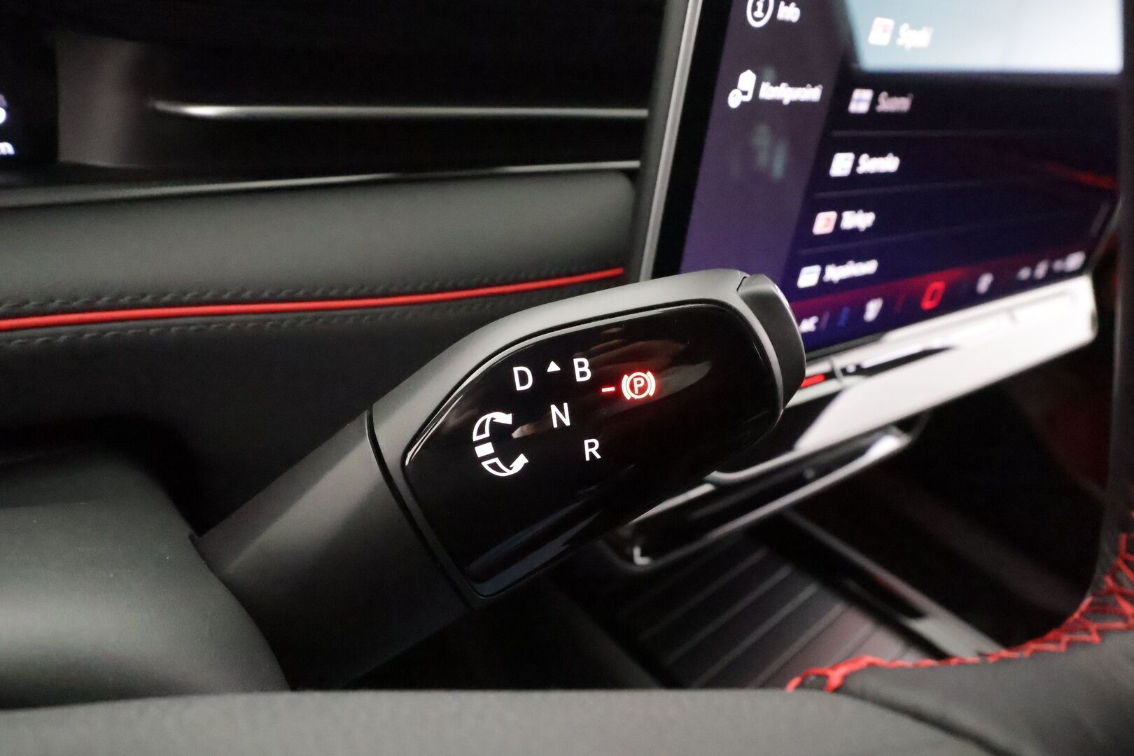 VOLKSWAGEN ID.7 2025 Tourer GTX 4Motion 250kW * ACC / HUD / H&K / Koukku / Matrix LED / 360° / ILP / Muistipenkit hieronnalla / Navi * - Kahdet renkaat aluvanteilla