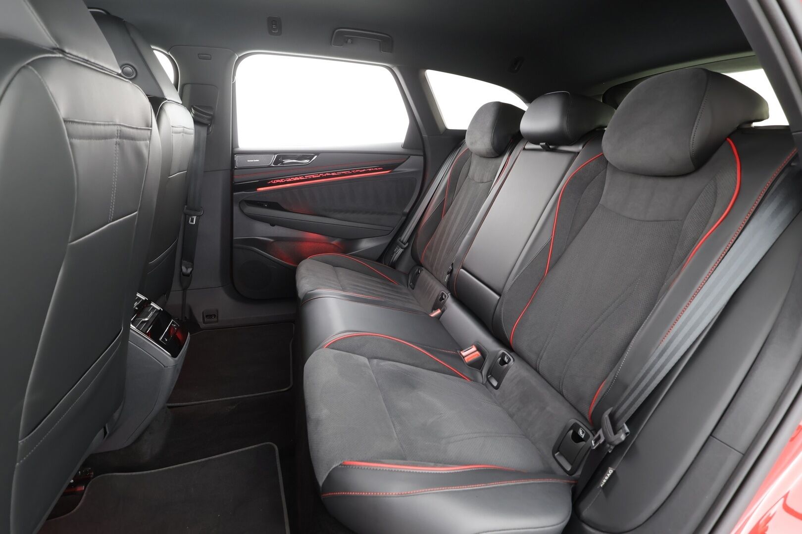 VOLKSWAGEN ID.7 2025 Tourer GTX 4Motion 250kW * ACC / HUD / H&K / Koukku / Matrix LED / 360° / ILP / Muistipenkit hieronnalla / Navi * - Kahdet renkaat aluvanteilla