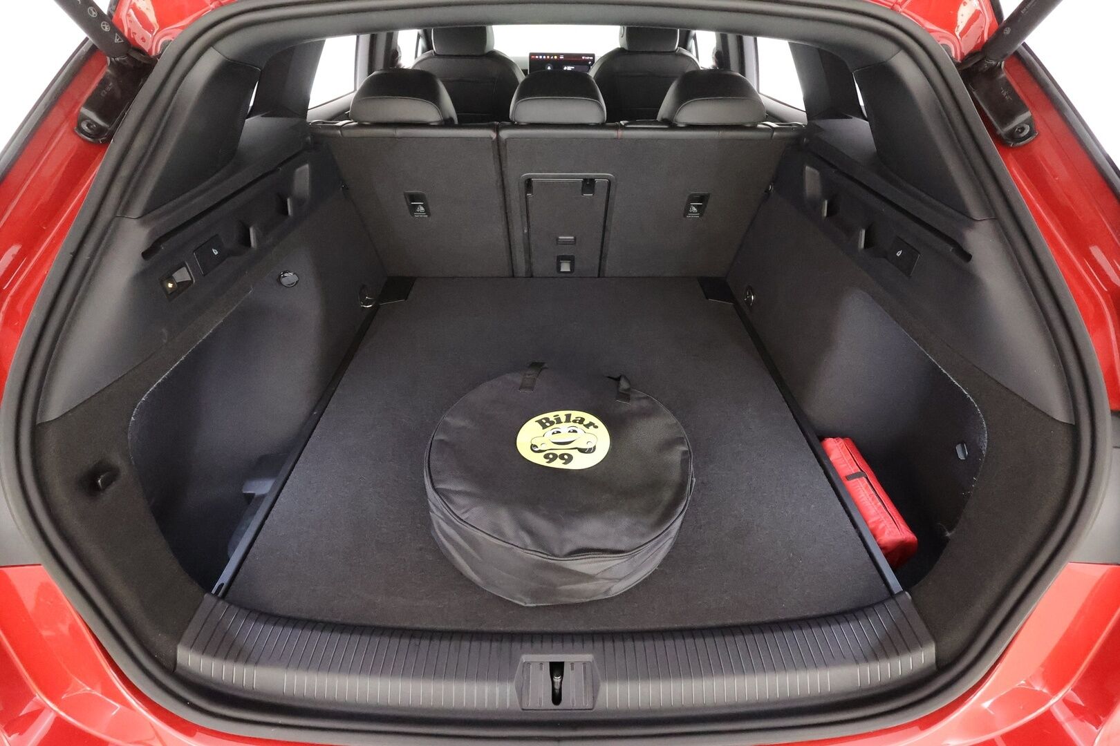 VOLKSWAGEN ID.7 2025 Tourer GTX 4Motion 250kW * ACC / HUD / H&K / Koukku / Matrix LED / 360° / ILP / Muistipenkit hieronnalla / Navi * - Kahdet renkaat aluvanteilla