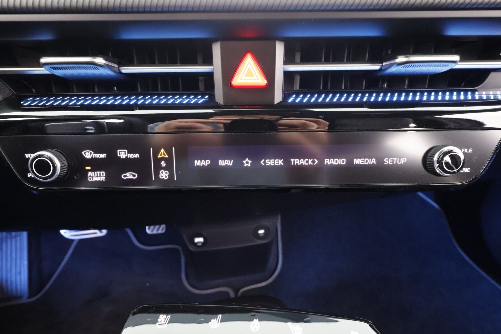 KIA EV6 2024 GT-Line AWD 77 kWh 325hv * ACC / HUD / Muistipenkki / ILP / 360° / Puolinahat / Ilmastoidut penkit / Navi * - Akku kuntotarkastettu SoH 98,7% / Kahdet renkaat aluvanteilla