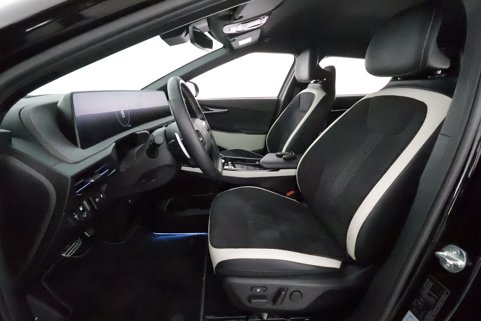 KIA EV6 2024 GT-Line AWD 77 kWh 325hv * ACC / HUD / Muistipenkki / ILP / 360° / Puolinahat / Ilmastoidut penkit / Navi * - Akku kuntotarkastettu SoH 98,7% / Kahdet renkaat aluvanteilla