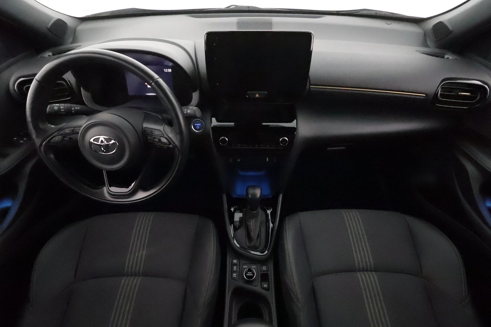 TOYOTA YARIS CROSS 2022 1,5 Hybrid AWD-i Adventure **Adapt.vakkari / P.kamera / KeylessGo / Puolinahat / LED** - Näyttävä hyvillä varusteilla oleva 1.omisteinen neliveto Yaris!