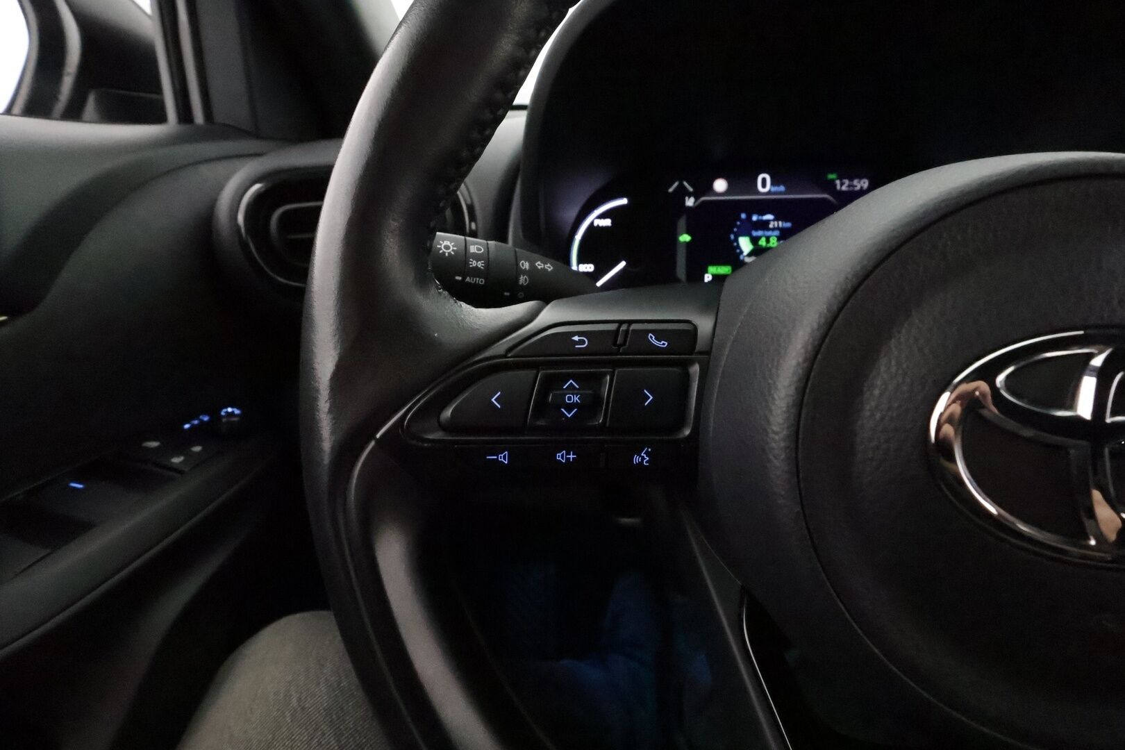 TOYOTA YARIS CROSS 2022 1,5 Hybrid AWD-i Adventure **Adapt.vakkari / P.kamera / KeylessGo / Puolinahat / LED** - Näyttävä hyvillä varusteilla oleva 1.omisteinen neliveto Yaris!