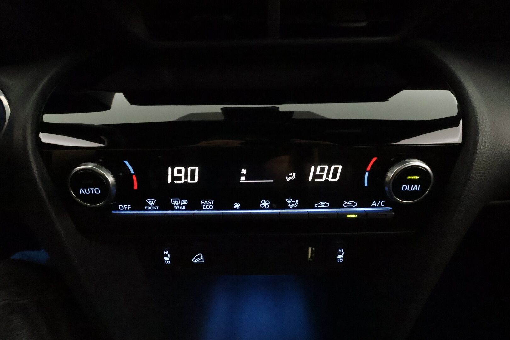TOYOTA YARIS CROSS 2022 1,5 Hybrid AWD-i Adventure **Adapt.vakkari / P.kamera / KeylessGo / Puolinahat / LED** - Näyttävä hyvillä varusteilla oleva 1.omisteinen neliveto Yaris!