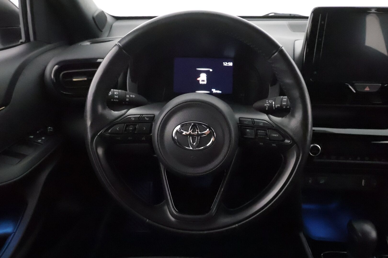 TOYOTA YARIS CROSS 2022 1,5 Hybrid AWD-i Adventure **Adapt.vakkari / P.kamera / KeylessGo / Puolinahat / LED** - Näyttävä hyvillä varusteilla oleva 1.omisteinen neliveto Yaris!