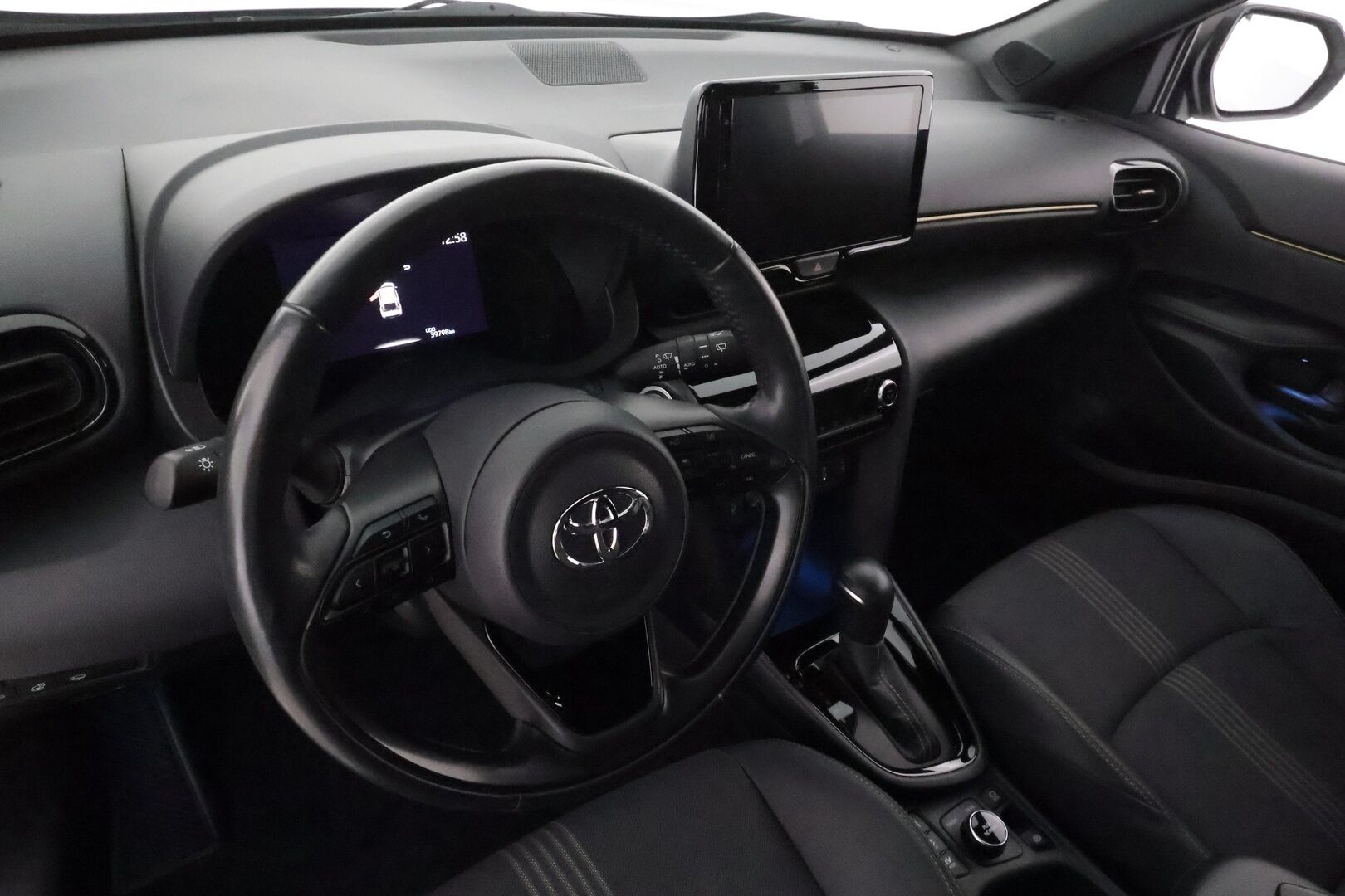 TOYOTA YARIS CROSS 2022 1,5 Hybrid AWD-i Adventure **Adapt.vakkari / P.kamera / KeylessGo / Puolinahat / LED** - Näyttävä hyvillä varusteilla oleva 1.omisteinen neliveto Yaris!