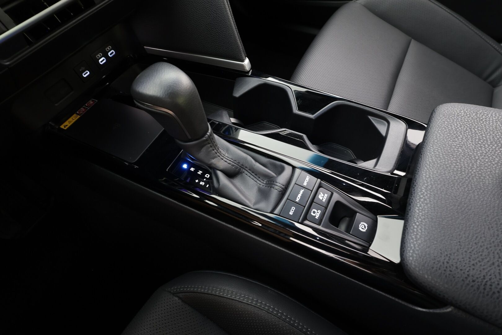 TOYOTA CAMRY 2025 Style - | ACC | Nahkaverhoilu | Sähköpenkki | P.kamera ja tutkat | LDA | BSM | PDA | Keyless | LED | Aut. pitkät | Navi | Lämm. ratti | Lämm. tuulilasi | 