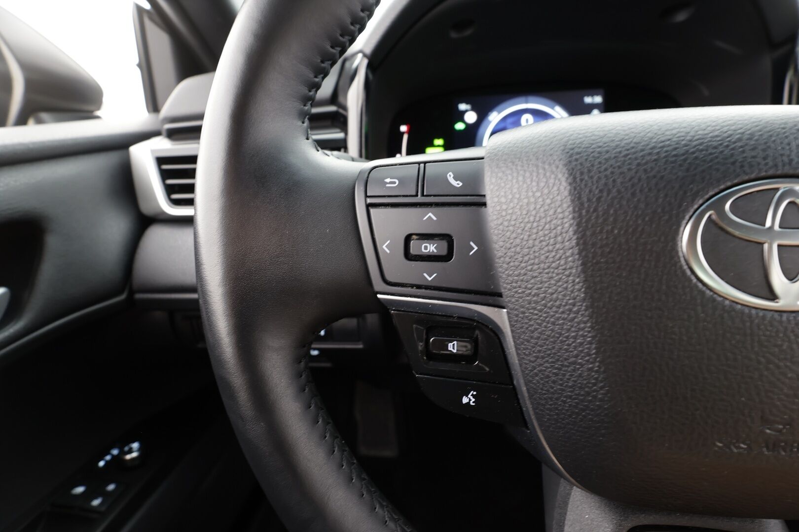 TOYOTA CAMRY 2025 Style - | ACC | Nahkaverhoilu | Sähköpenkki | P.kamera ja tutkat | LDA | BSM | PDA | Keyless | LED | Aut. pitkät | Navi | Lämm. ratti | Lämm. tuulilasi | 