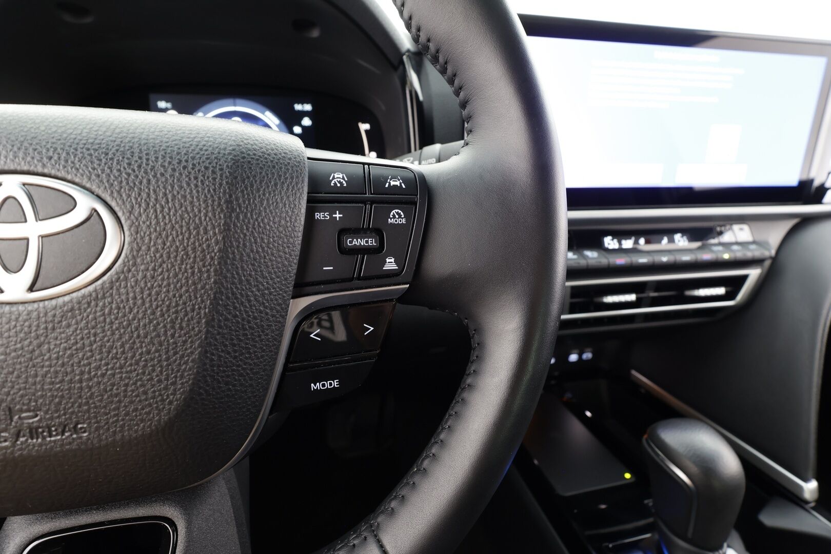 TOYOTA CAMRY 2025 Style - | ACC | Nahkaverhoilu | Sähköpenkki | P.kamera ja tutkat | LDA | BSM | PDA | Keyless | LED | Aut. pitkät | Navi | Lämm. ratti | Lämm. tuulilasi | 