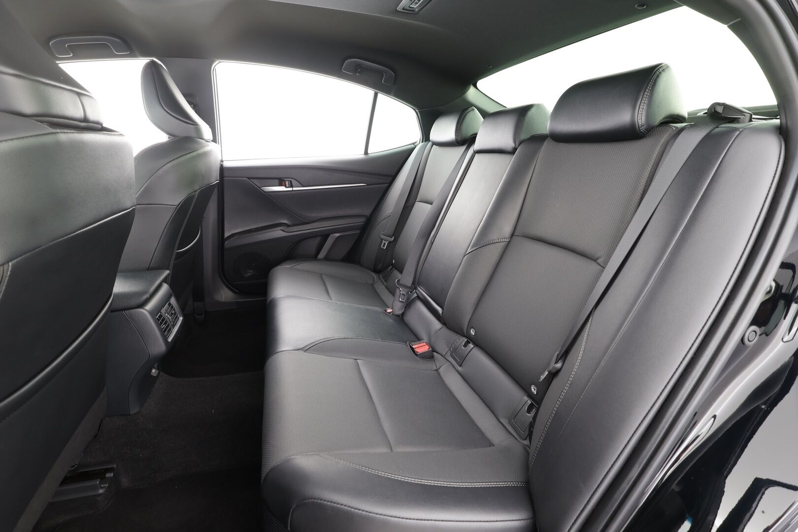 TOYOTA CAMRY 2025 Style - | ACC | Nahkaverhoilu | Sähköpenkki | P.kamera ja tutkat | LDA | BSM | PDA | Keyless | LED | Aut. pitkät | Navi | Lämm. ratti | Lämm. tuulilasi | 