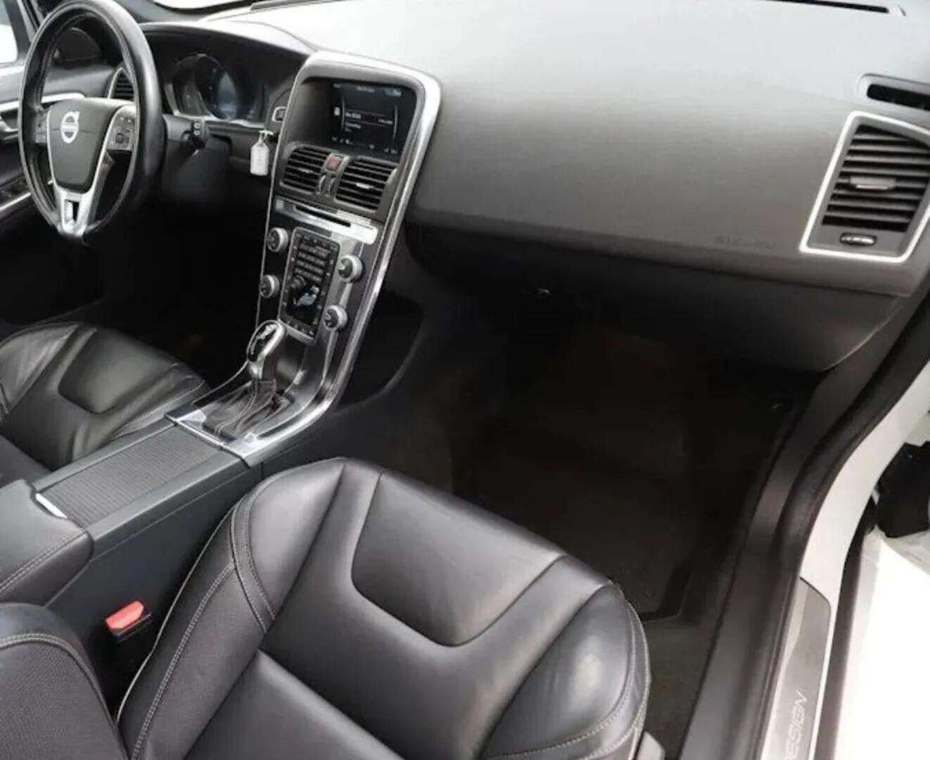 Volvo XC60 2016 D4 AWD R-Design aut. / ACC / Navigointi / Panoraama / Peruutuskamera / Nahkaverhoilu / TULOSSA