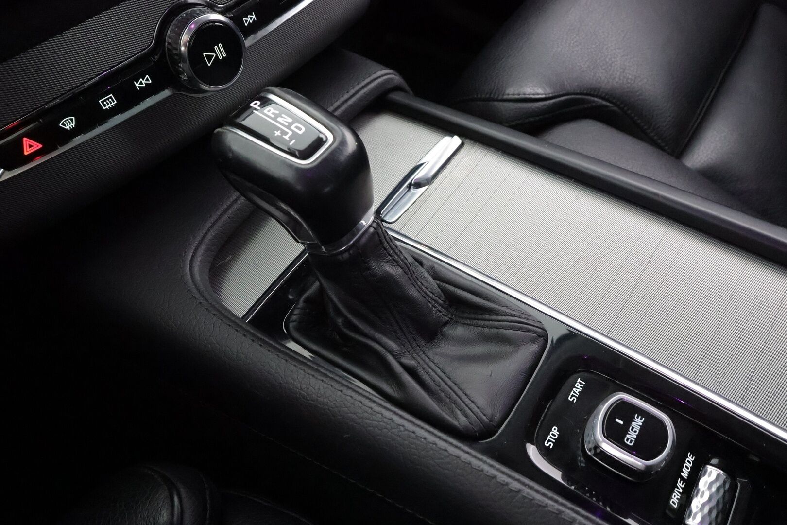 Volvo XC90 2016 D5 AWD Inscription * Pilot assist / Koukku / Webasto / Panorama / HUD / B&W / Muistipenkit / P.Kamera / Keyless / Sporttinahat * - Suomi-auto