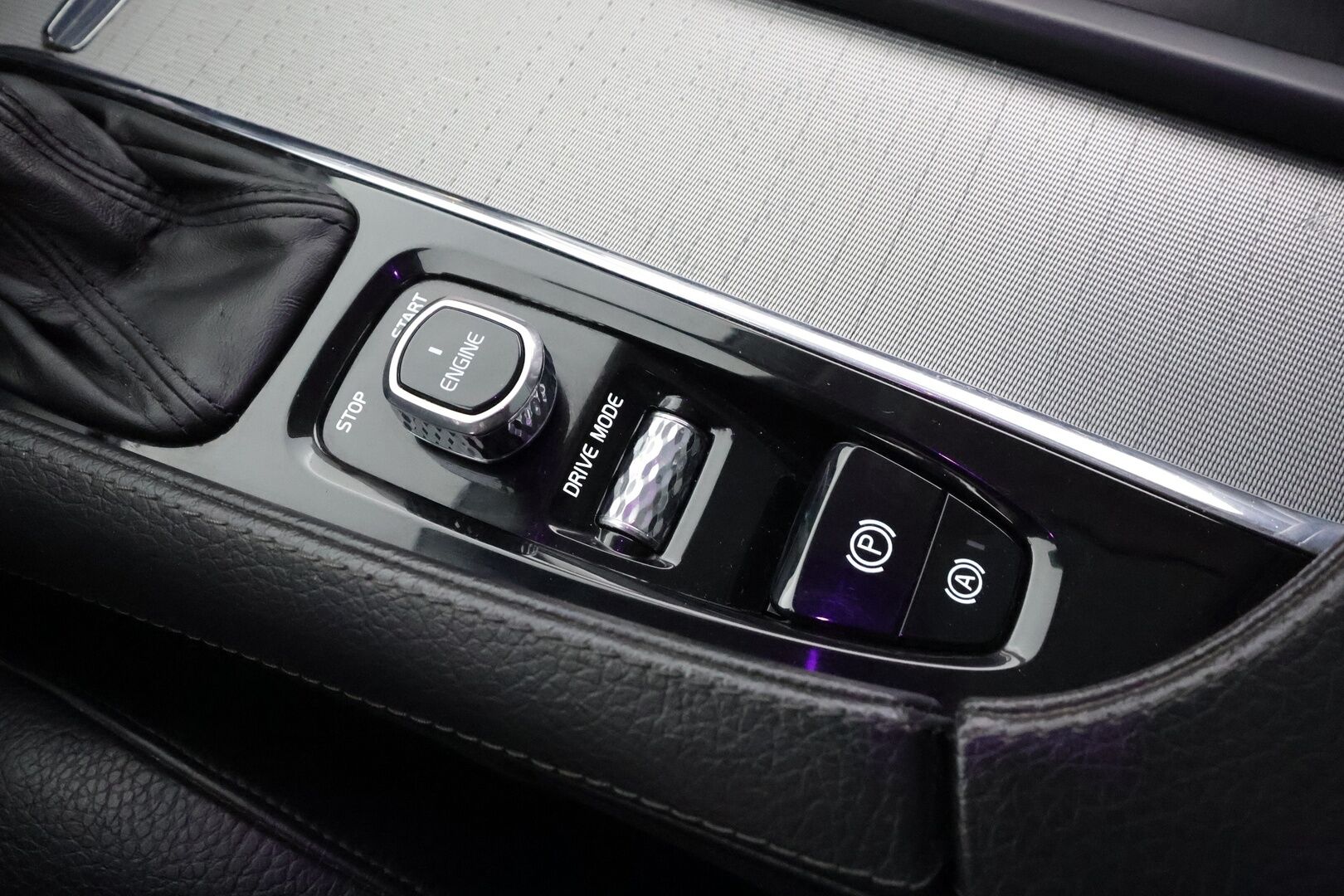 Volvo XC90 2016 D5 AWD Inscription * Pilot assist / Koukku / Webasto / Panorama / HUD / B&W / Muistipenkit / P.Kamera / Keyless / Sporttinahat * - Suomi-auto