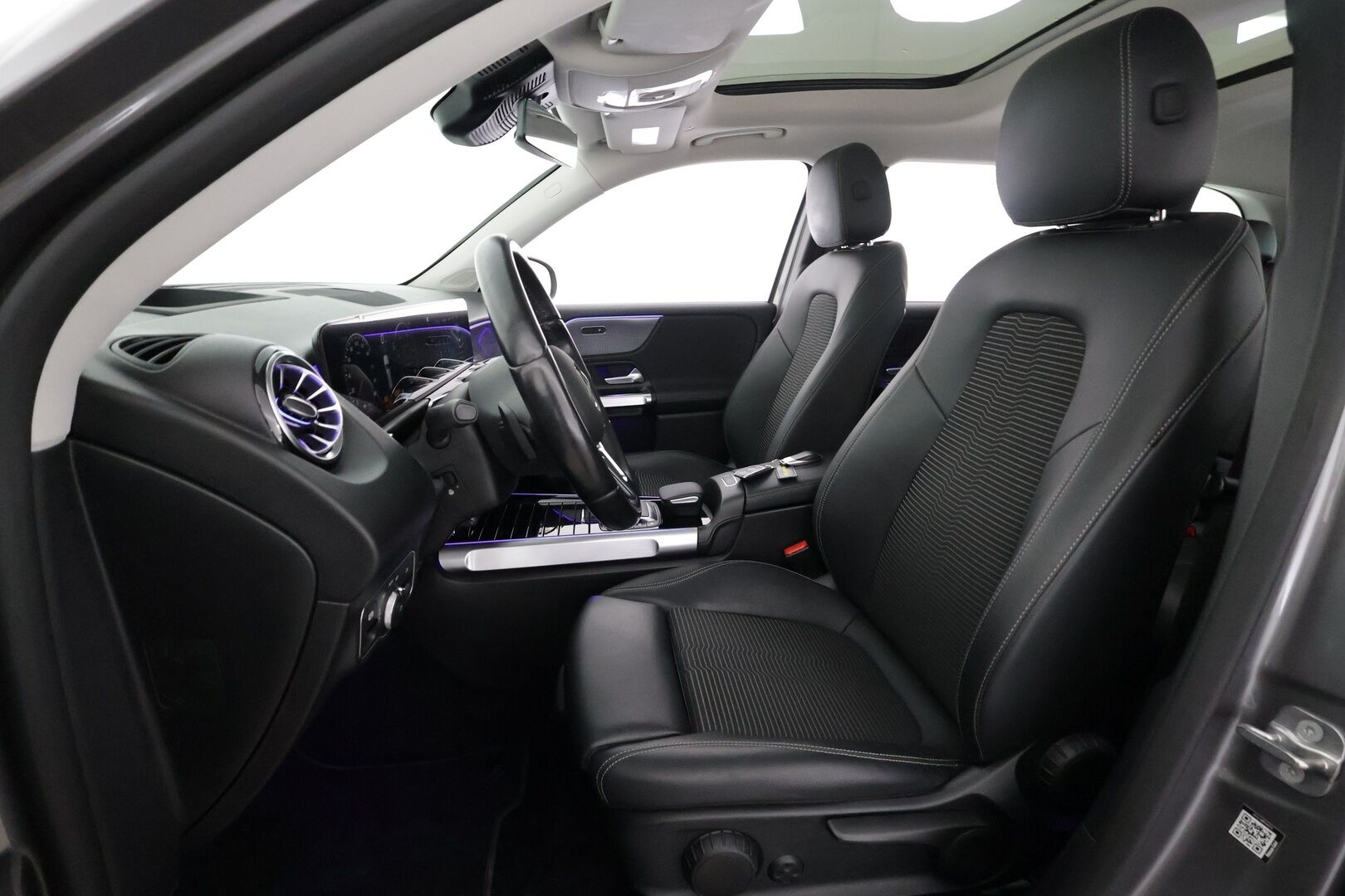 Mercedes-Benz EQB 2023 300 4MATIC Business - | Distronic+ | Lisälämmitin | Widescreen | HUD | Panorama | High Perofmance LED | Burmester | Puolinahat | Keyless | Apple&Android |