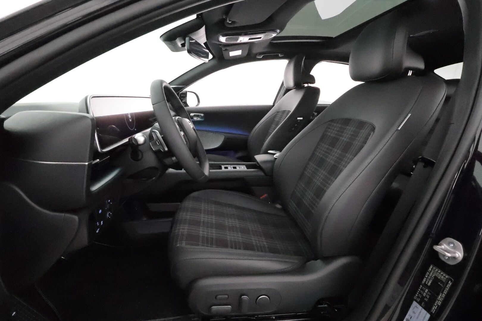 HYUNDAI IONIQ 6 2023 AWD First Edition 77 kWh 325 hv **Adapt.vakkari / Bose / HUD / 360° / Sähköpenkit / Lämpöpumppu / LED / Navi** - 3,99 % KORKOTARJOUS TÄHÄN AUTOON 31.8. ASTI! - Akku kuntotarkastettu / Muistipenkki / Puolinahat / Penkinlämmittimet takana / Ratinlämmitin / Lasikattoluukku / Widescreen