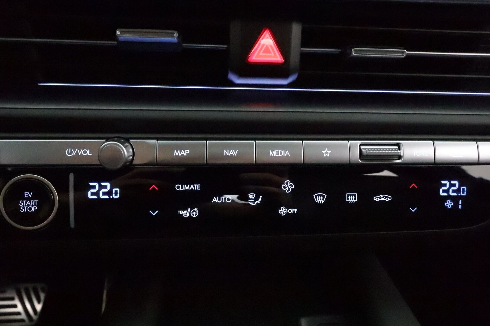 HYUNDAI IONIQ 6 2023 AWD First Edition 77 kWh 325 hv **Adapt.vakkari / Bose / HUD / 360° / Sähköpenkit / Lämpöpumppu / LED / Navi** - 3,99 % KORKOTARJOUS TÄHÄN AUTOON 31.8. ASTI! - Akku kuntotarkastettu / Muistipenkki / Puolinahat / Penkinlämmittimet takana / Ratinlämmitin / Lasikattoluukku / Widescreen