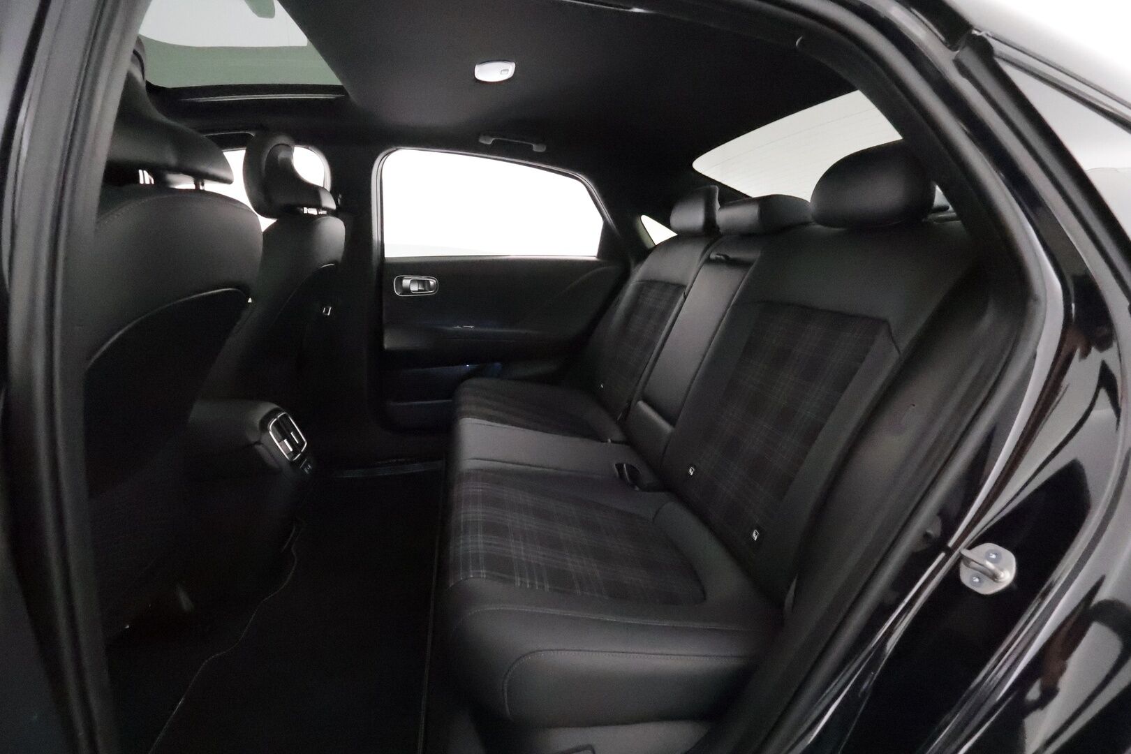 HYUNDAI IONIQ 6 2023 AWD First Edition 77 kWh 325 hv **Adapt.vakkari / Bose / HUD / 360° / Sähköpenkit / Lämpöpumppu / LED / Navi** - 3,99 % KORKOTARJOUS TÄHÄN AUTOON 31.8. ASTI! - Akku kuntotarkastettu / Muistipenkki / Puolinahat / Penkinlämmittimet takana / Ratinlämmitin / Lasikattoluukku / Widescreen