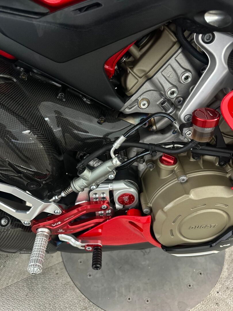 Ducati Panigale V4 2020 Panigale V4 S Arrow / Öhlins / Suomi-pyörä - Poikkeuksellisen kattavasti varusteltu V4s! Arrow / Bluetooth / Suomi-pyörä / Öhlins / Cordona -shfteri yms.