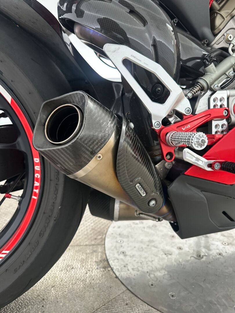 Ducati Panigale V4 2020 Panigale V4 S Arrow / Öhlins / Suomi-pyörä - Poikkeuksellisen kattavasti varusteltu V4s! Arrow / Bluetooth / Suomi-pyörä / Öhlins / Cordona -shfteri yms.