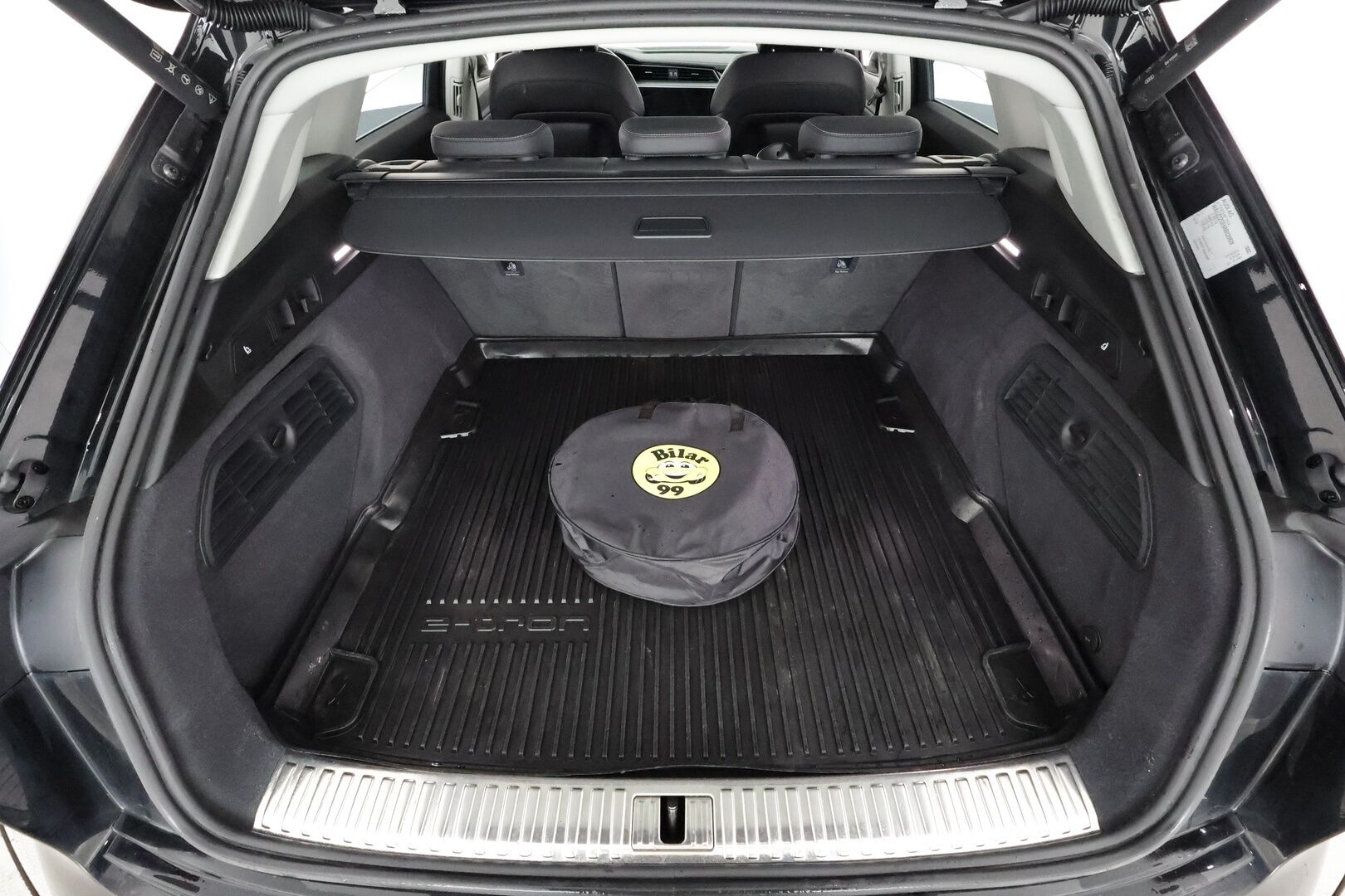 AUDI Q8 E-TRON 2024 55 Quattro  - | ACC | Lisälämmitin | Koukku | Matrix-LED | B&O | Panorama | Muistipenkki | Ilma-alusta | 360-Kamera | Merkkihuollettu | Kahdet renkaat |
