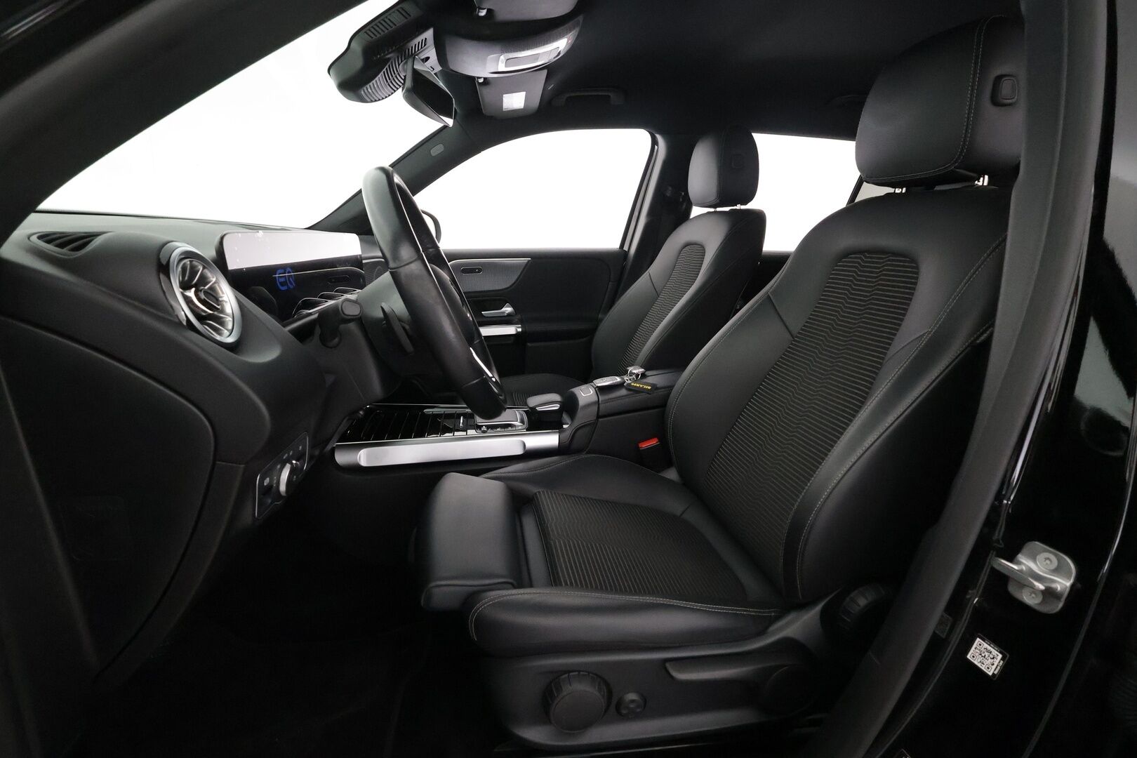 MERCEDES-BENZ EQB 2023 300 4Matic  - | Distronic | ILP | Widescreen | Ambient Light | Lane Assist | BSM | Navi | P.kamera ja tutkat | 2x renkaat aluin | Merkkihuollot | ALV | 