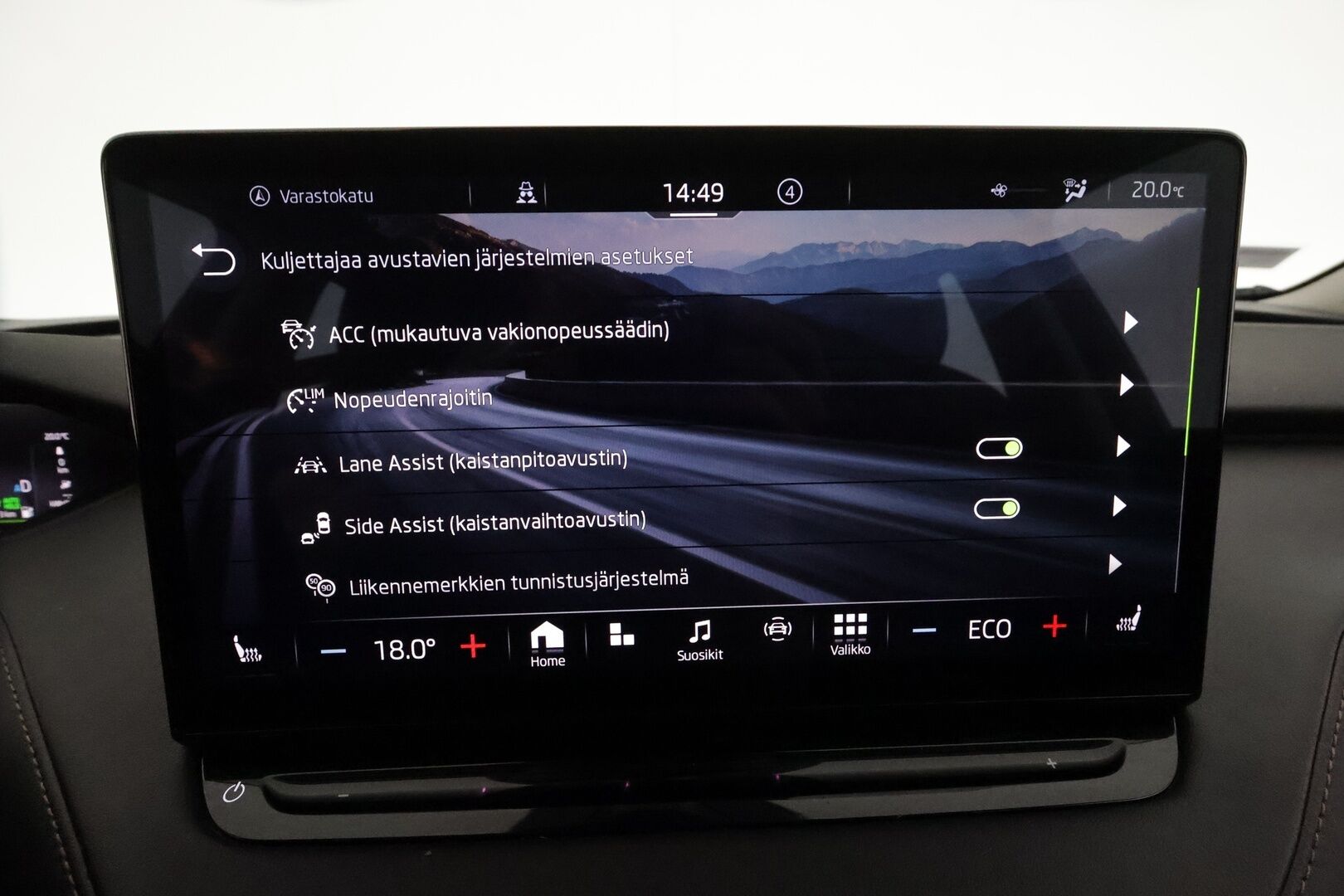 SKODA ENYAQ 2022 82kWh iV80 4X4 **ILP / ACC / Matrix-LED / P.Kamera / Nahkaverhoilu / Navi / Kaistavahti / Keyless** - 3,99 % KORKOTARJOUS TÄHÄN AUTOON 7.9. ASTI! - Kahdet Renkaat / Merkkihuollettu!
