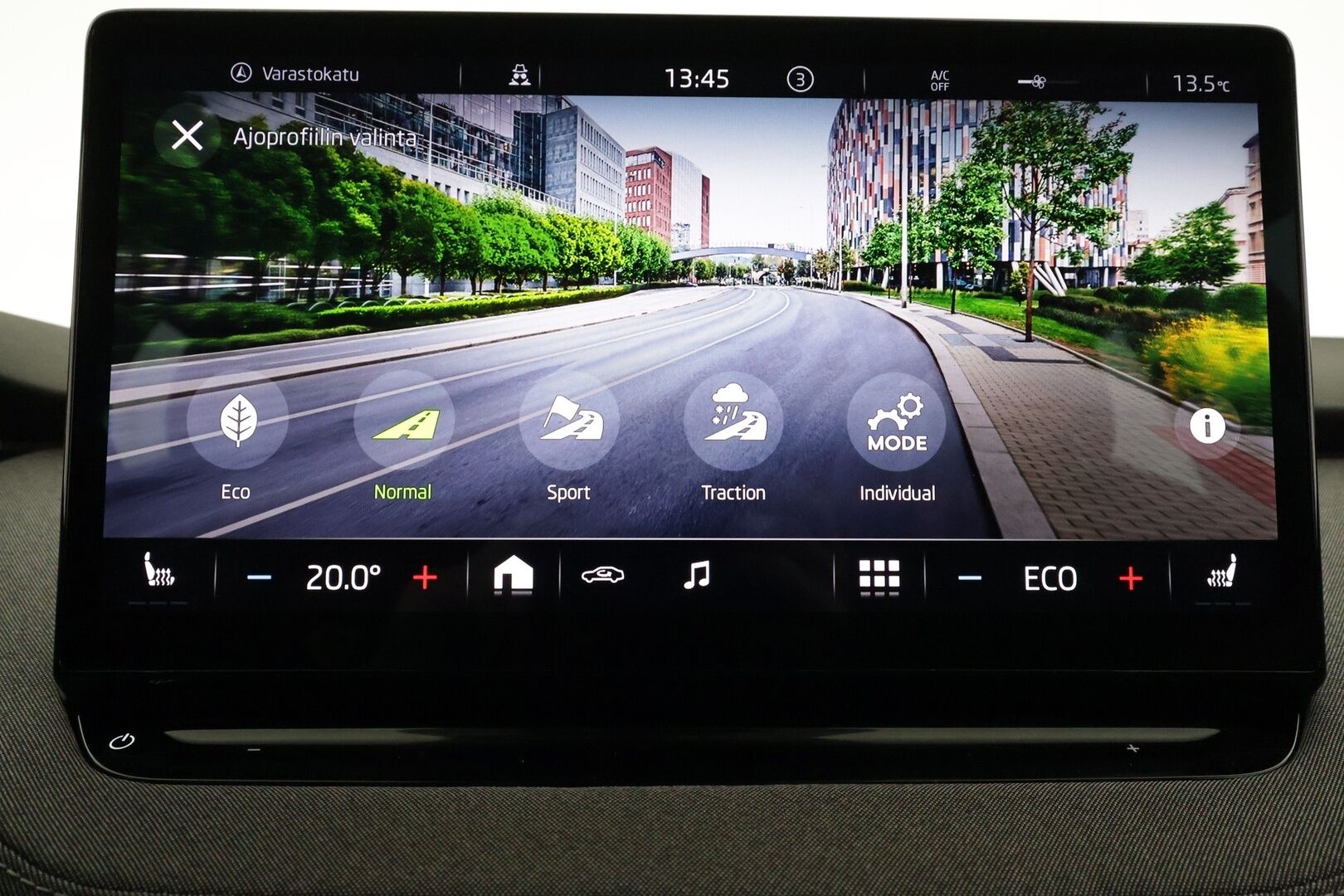 SKODA ENYAQ 2023 80x 4x4 iV - | ILP | Koukku | ACC | Matrix-LED | P.Kamera | Navi | Kaistavahti | Keyless | Digimittaristo | Kahdet renkaat | Merkkihuollot | 