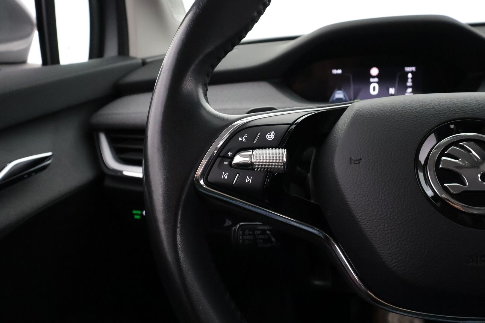 SKODA ENYAQ 2023 80x 4x4 iV - | ILP | Koukku | ACC | Matrix-LED | P.Kamera | Navi | Kaistavahti | Keyless | Digimittaristo | Kahdet renkaat | Merkkihuollot | 