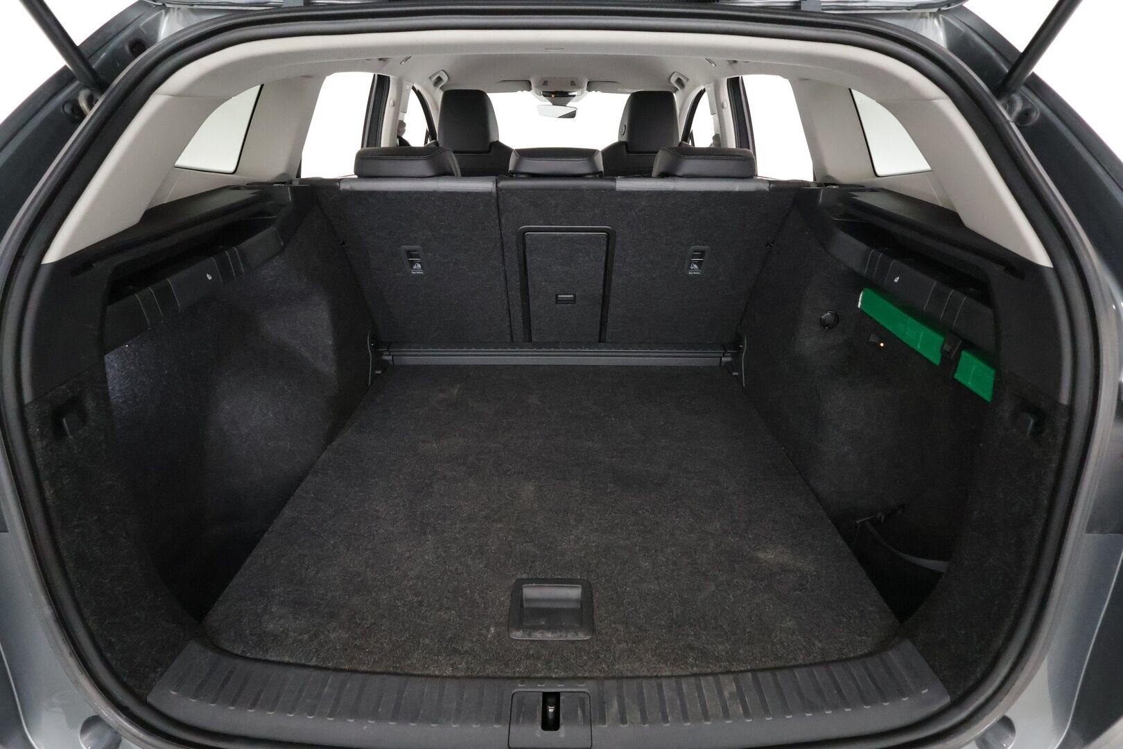 SKODA ENYAQ 2023 80x 4x4 iV - | ILP | Koukku | ACC | Matrix-LED | P.Kamera | Navi | Kaistavahti | Keyless | Digimittaristo | Kahdet renkaat | Merkkihuollot | 