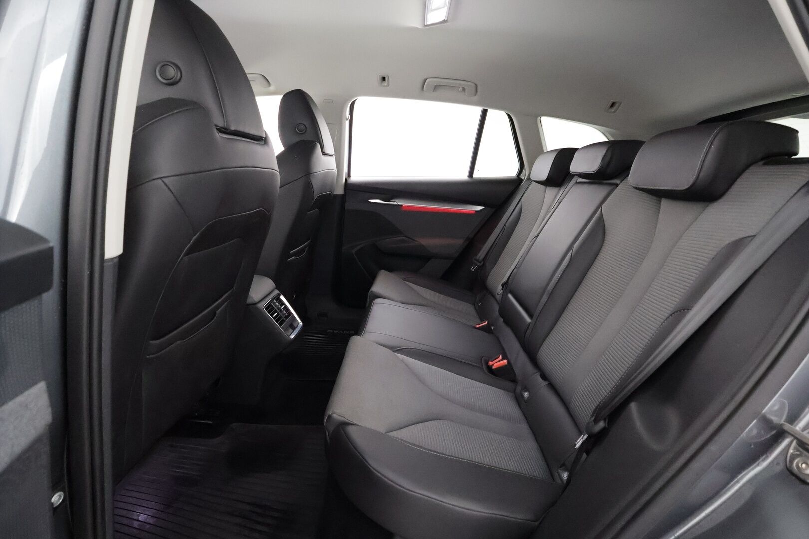SKODA ENYAQ 2023 80x 4x4 iV - | ILP | Koukku | ACC | Matrix-LED | P.Kamera | Navi | Kaistavahti | Keyless | Digimittaristo | Kahdet renkaat | Merkkihuollot | 