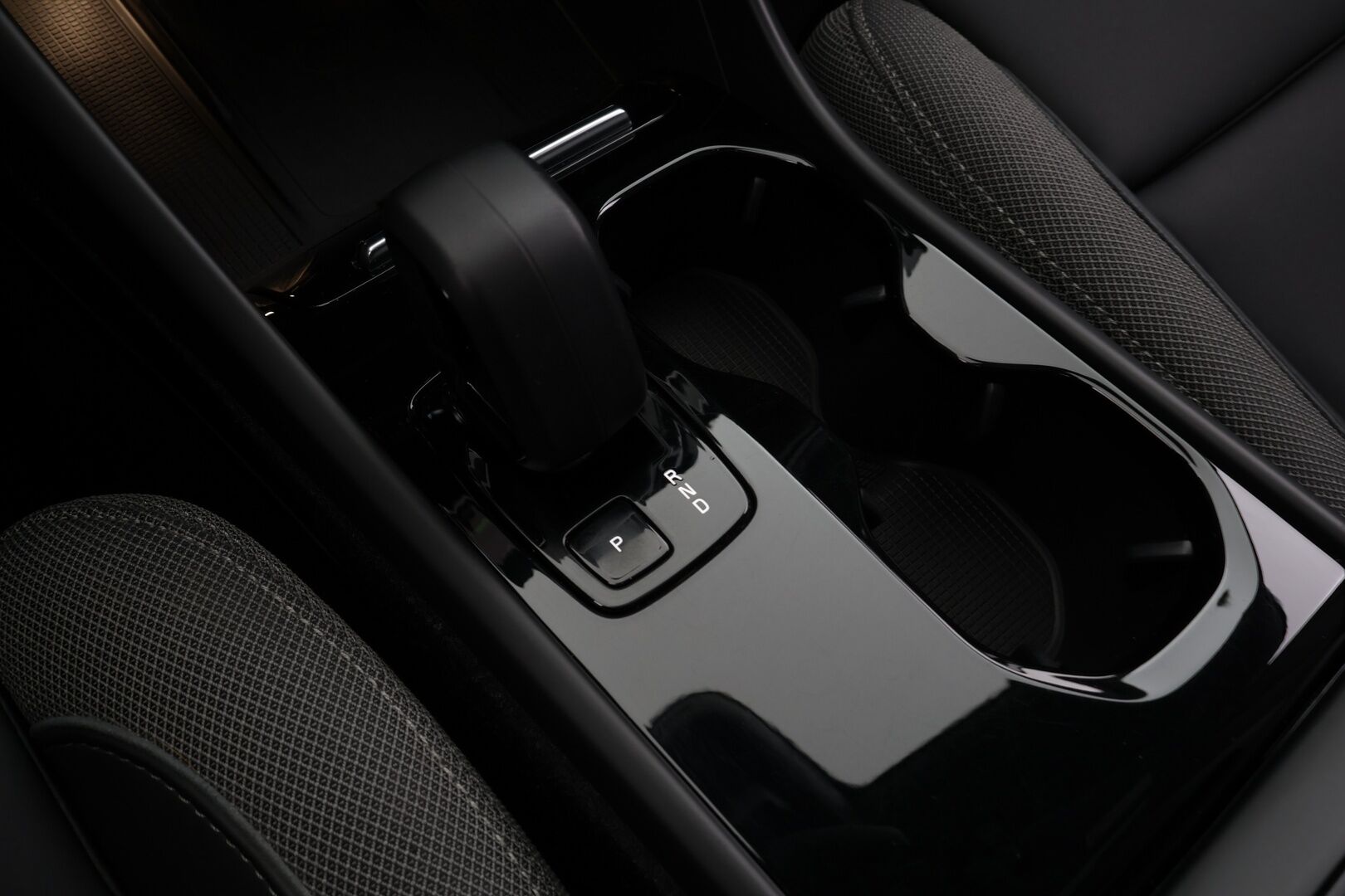 Volvo C40 2023 Recharge Single Motor Plus * ACC / P.kamera / ILP / Pixel LED / Lasikatto / Navi / Muistipenkki / Puolinahat * - Merkkihuollettu / Akku kuntotarkastettu - Osta nyt, maksa vasta ensi vuonna