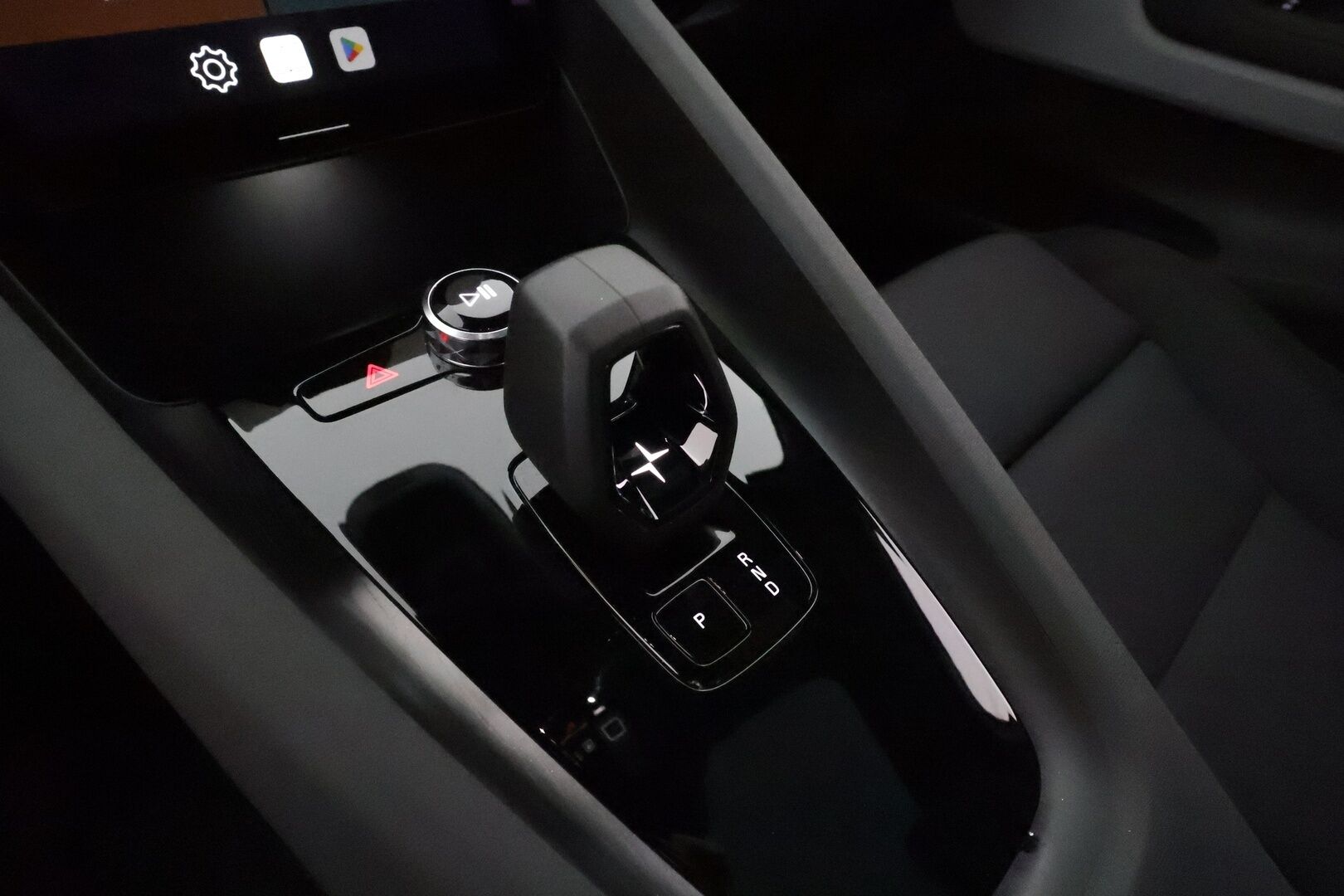 POLESTAR 2 2024 Long Range Dual Motor 310kw **Facelift / Pilot&Plus / Vetokoukku / Harman&Kardon / 360 Kamera / Pixel LED / Muistipenkki** - 3,99 % KORKOTARJOUS TÄHÄN AUTOON - Akku kuntotarkastettu / Tehdastakuu voimassa / Kahdet renkaat vanteilla