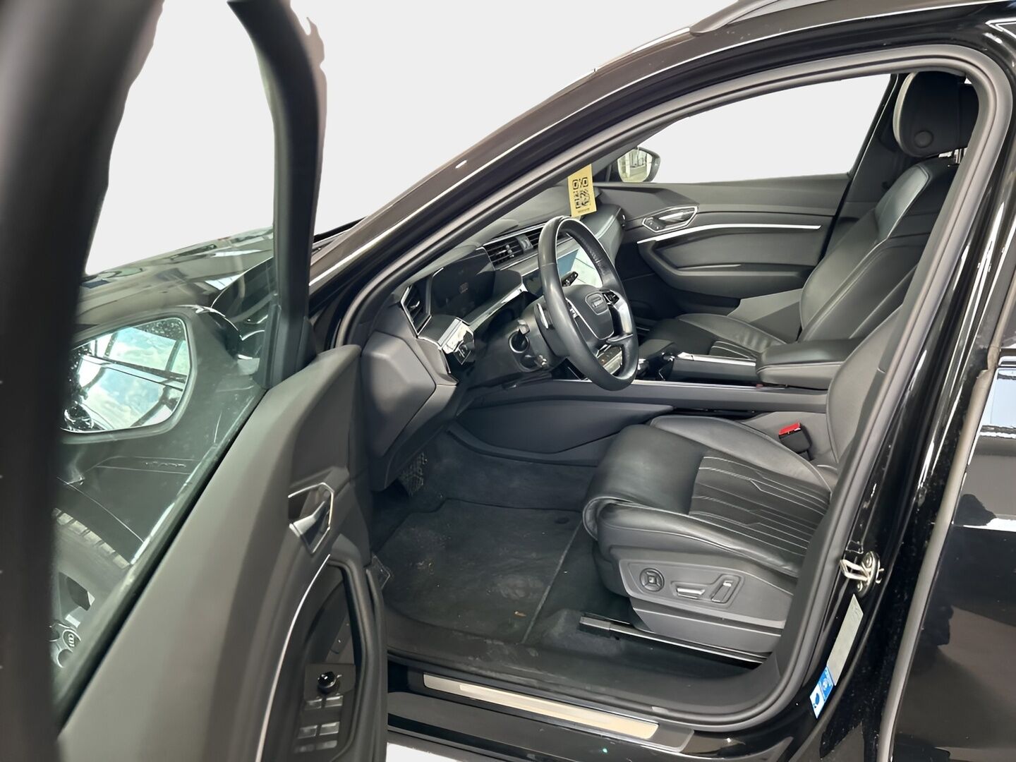 AUDI Q8 E-TRON 2024 55 Advanced Quattro / ACC / Tuuletetut ja hierovat Comfort muistipenkit / Matrix-LED / B&O / Ilma-alusta / P.kamera / Vetokoukku