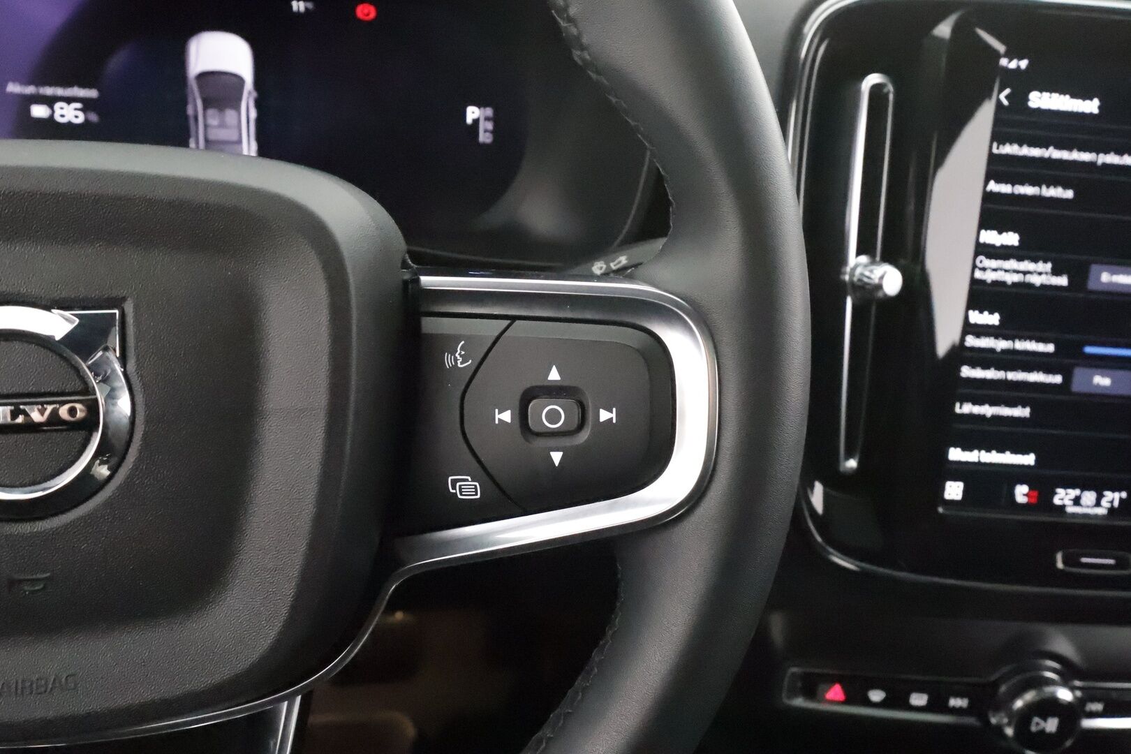 Volvo XC40 2023 Recharge aut * ILP / Koukku / Lasikatto / ACC / LED / P.Kamera / Sportpenkki Muistilla * - Akku kuntotarkastettu SoH 95,7 / 2x Latauskaapelit / Kahdet renkaat