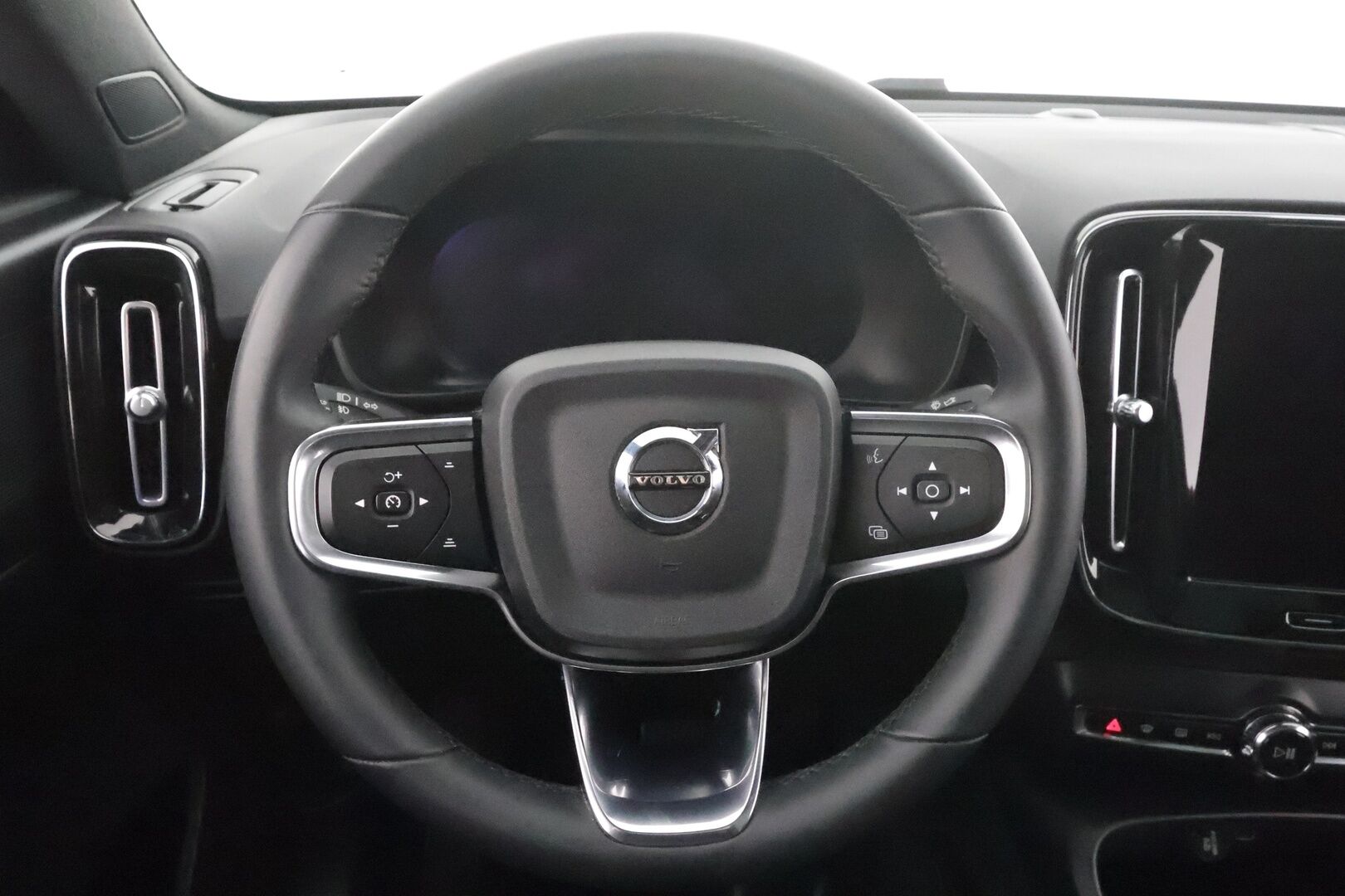 Volvo XC40 2023 Recharge aut * ILP / Koukku / Lasikatto / ACC / LED / P.Kamera / Sportpenkki Muistilla * - Akku kuntotarkastettu SoH 95,7 / 2x Latauskaapelit / Kahdet renkaat