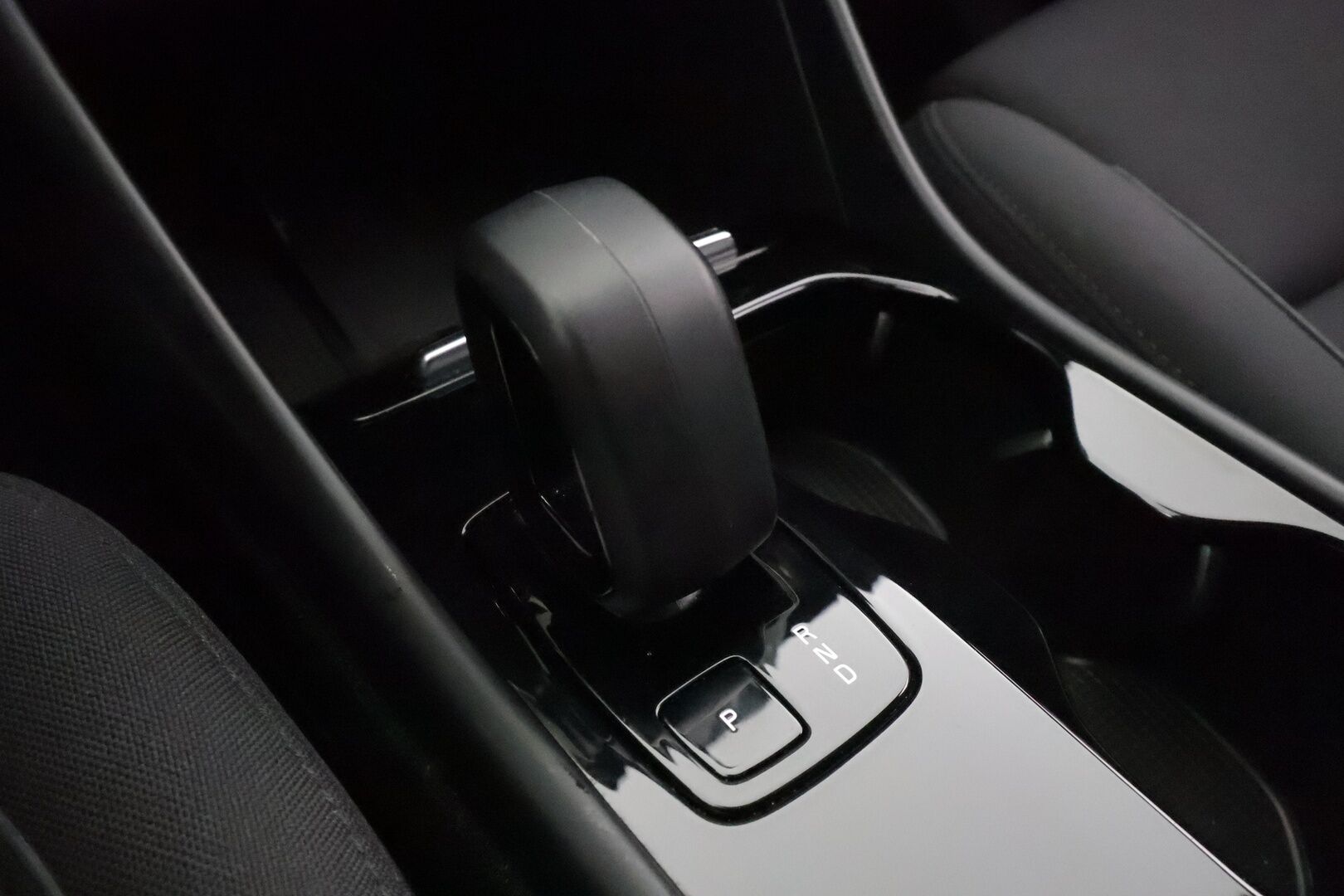 Volvo XC40 2023 Recharge aut * ILP / Koukku / Lasikatto / ACC / LED / P.Kamera / Sportpenkki Muistilla * - Akku kuntotarkastettu SoH 95,7 / 2x Latauskaapelit / Kahdet renkaat