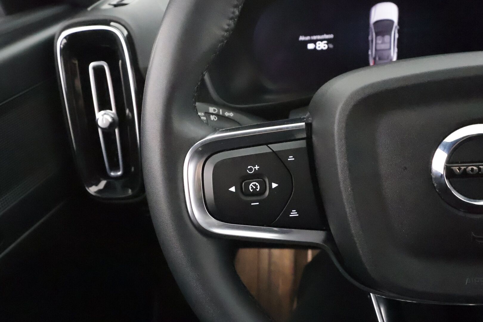 Volvo XC40 2023 Recharge aut * ILP / Koukku / Lasikatto / ACC / LED / P.Kamera / Sportpenkki Muistilla * - Akku kuntotarkastettu SoH 95,7 / 2x Latauskaapelit / Kahdet renkaat