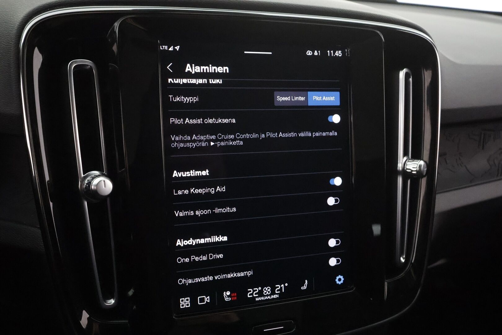 Volvo XC40 2023 Recharge aut * ILP / Koukku / Lasikatto / ACC / LED / P.Kamera / Sportpenkki Muistilla * - Akku kuntotarkastettu SoH 95,7 / 2x Latauskaapelit / Kahdet renkaat