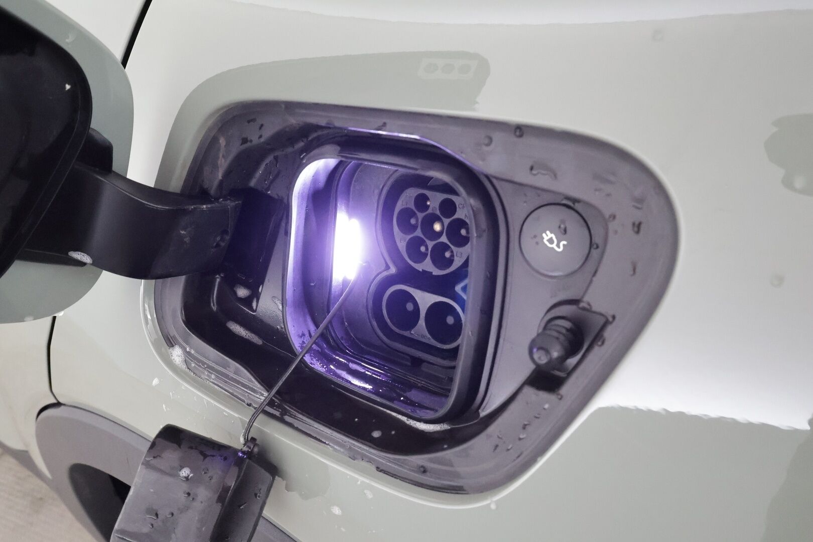 Volvo XC40 2023 Recharge aut * ILP / Koukku / Lasikatto / ACC / LED / P.Kamera / Sportpenkki Muistilla * - Akku kuntotarkastettu SoH 95,7 / 2x Latauskaapelit / Kahdet renkaat